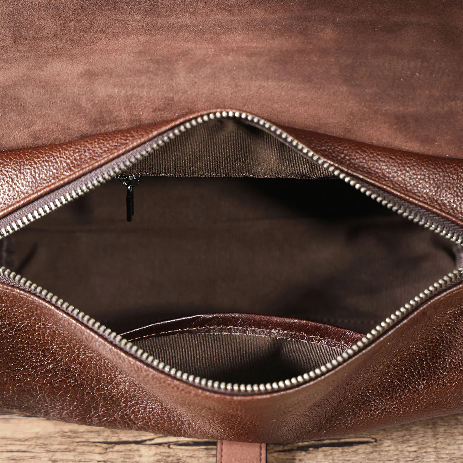 S.worker Echtleder Herren Mode-Umhängetasche aus hochwertigem Rindsleder, Unisex Handgefertigte Casual Zylindertasche – Detail 14