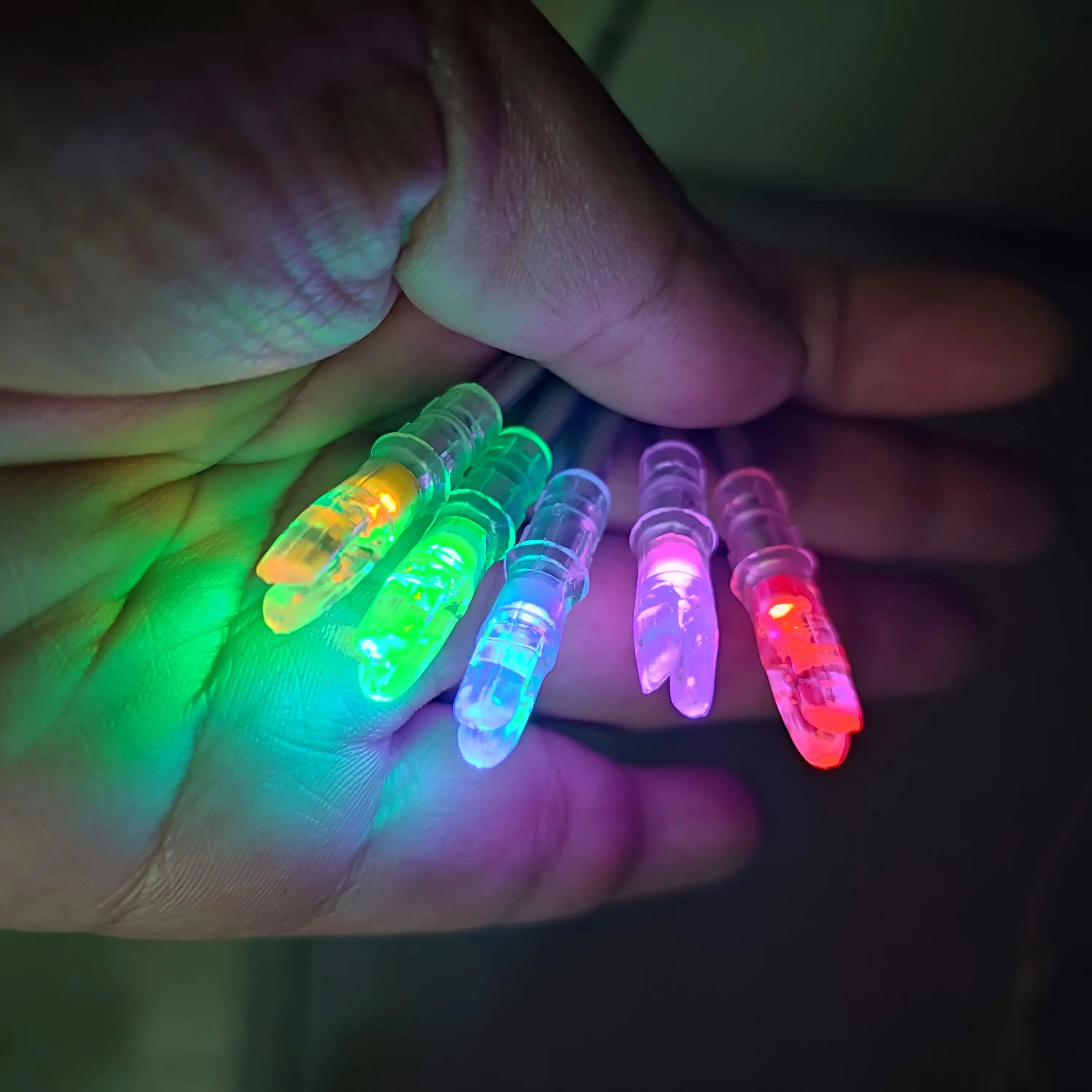 5 colori 3 pezzi cocche a Led 6.2mm cocche a luce automatica cocche a freccia sostituibili con Set di strumenti per tiro con l'arco da caccia (.244 "/6.2mm)