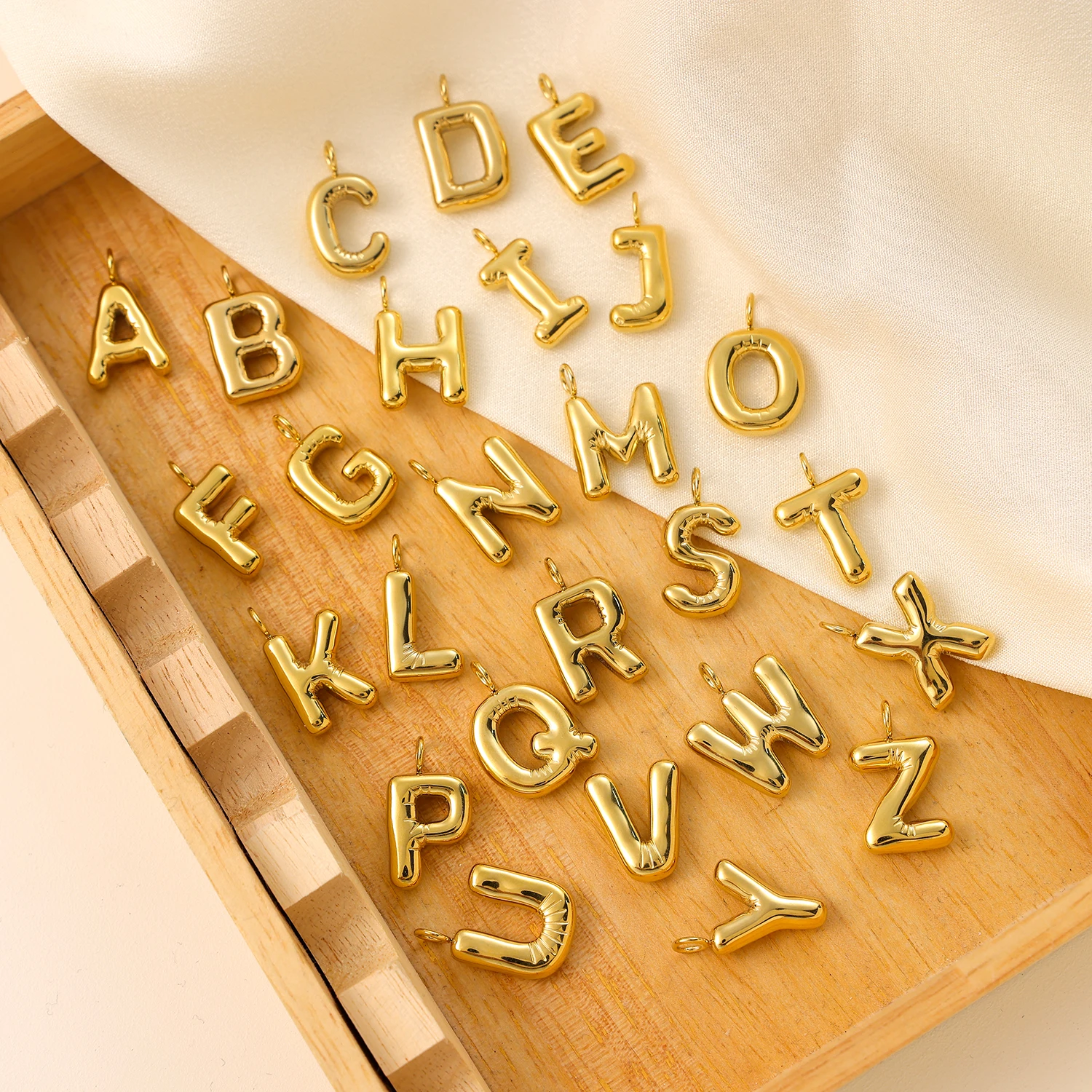 CARLIDANA 26-letters bedels set hart zirkoon parel eerste A-Z alfabet letter vergulde roestvrijstalen hangers voor doe-het-zelf