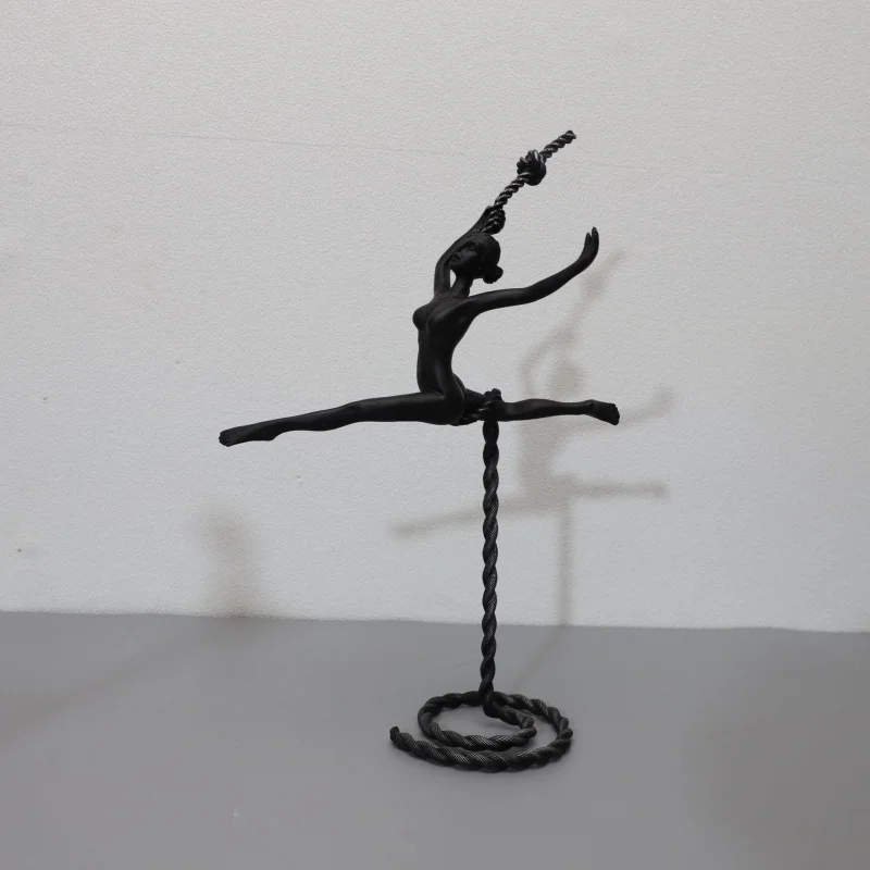 New Chinese-style retro minimalist black metal figurine samples for living room, office and bedroom decoration.