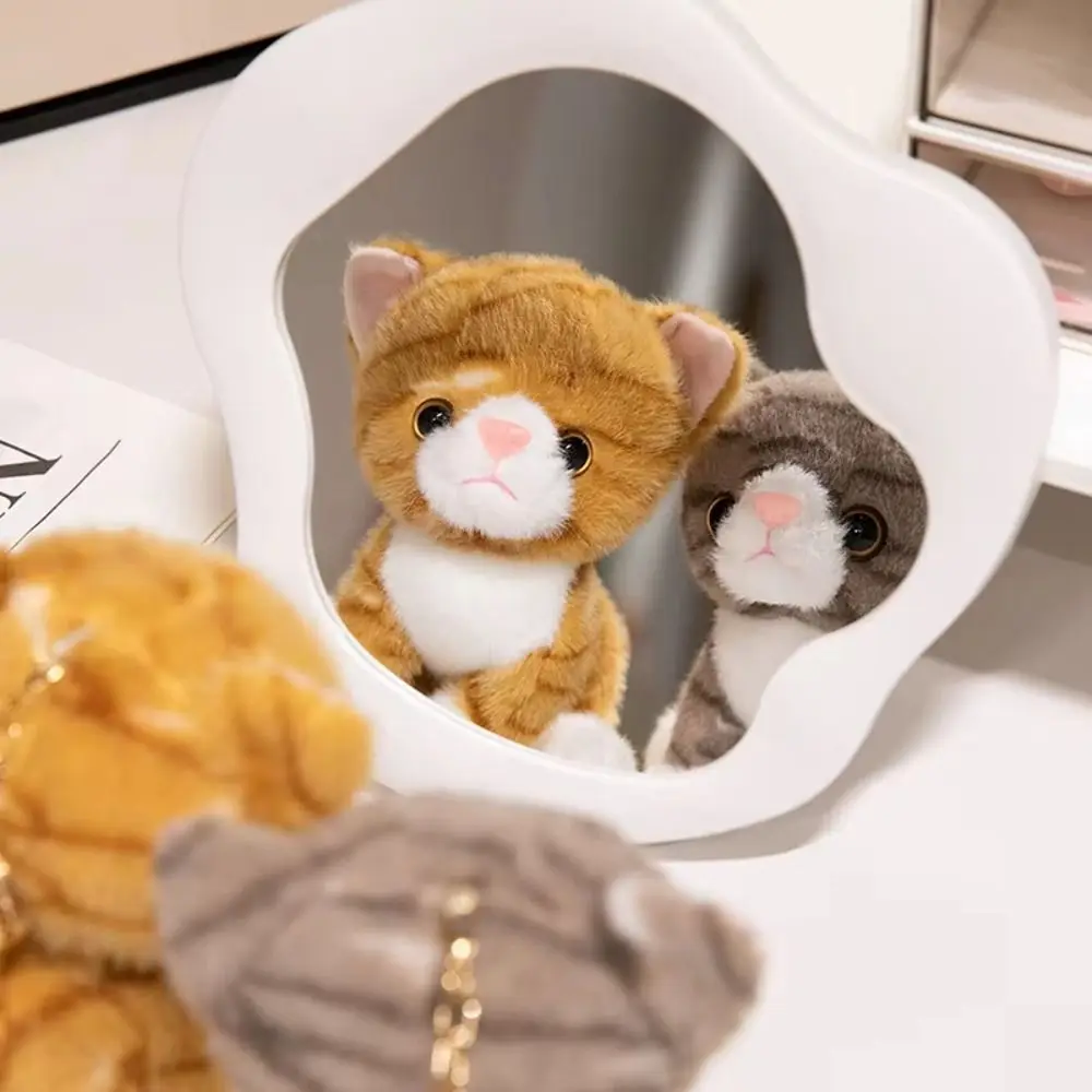 Zawieszka do samochodu pluszowa zabawka symulująca kotka, biało-szara, miękka, futrzana, pluszowa zabawka w kształcie kotka, kreskówkowa, 15 cm, pluszowy brelok do kluczy z kotkiem, zabawki dla zwierząt.