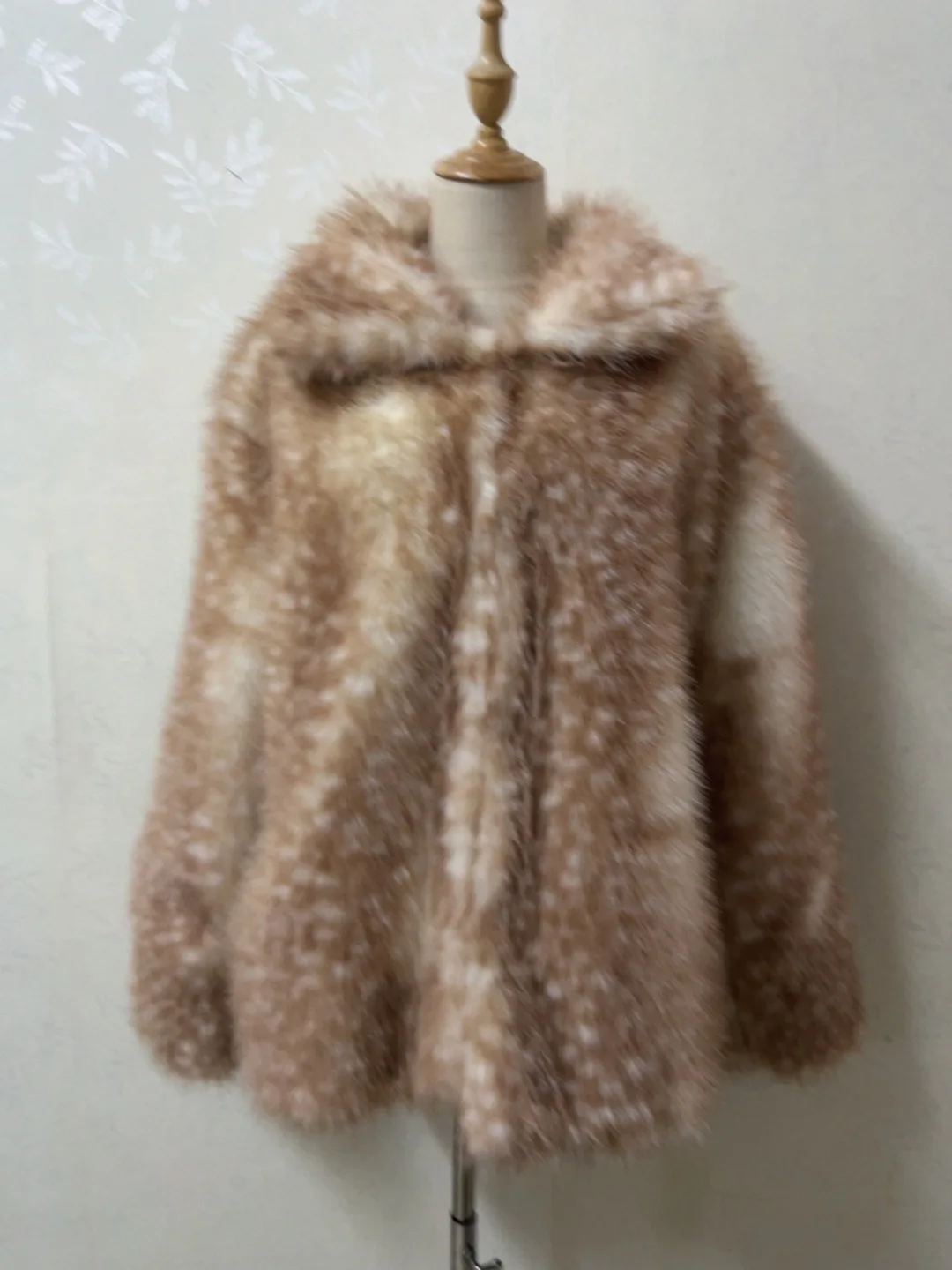 เสื้อโค้ทขนสัตว์เทียมลายจุดสไตล์วินเทจสำหรับฤดูหนาว  คอปกแบบปกเสื้อเชิ้ต แขนยาว  ให้ความอบอุ่น สวมใส่สบาย ทรงหลวม