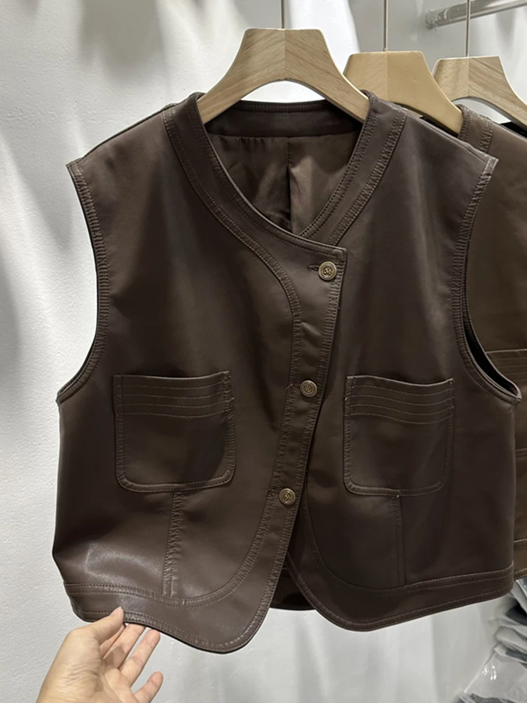 เสื้อกั๊กหนัง PU สไตล์เรโทรสำหรับผู้หญิง เสื้อคลุมทรงกลม ดีไซน์เลเยอร์แบบไม่สมมาตร สำหรับฤดูใบไม้ร่วง ปี 2024 เหมาะสำหรับใส่ไปทำงาน ติดกระดุม สี