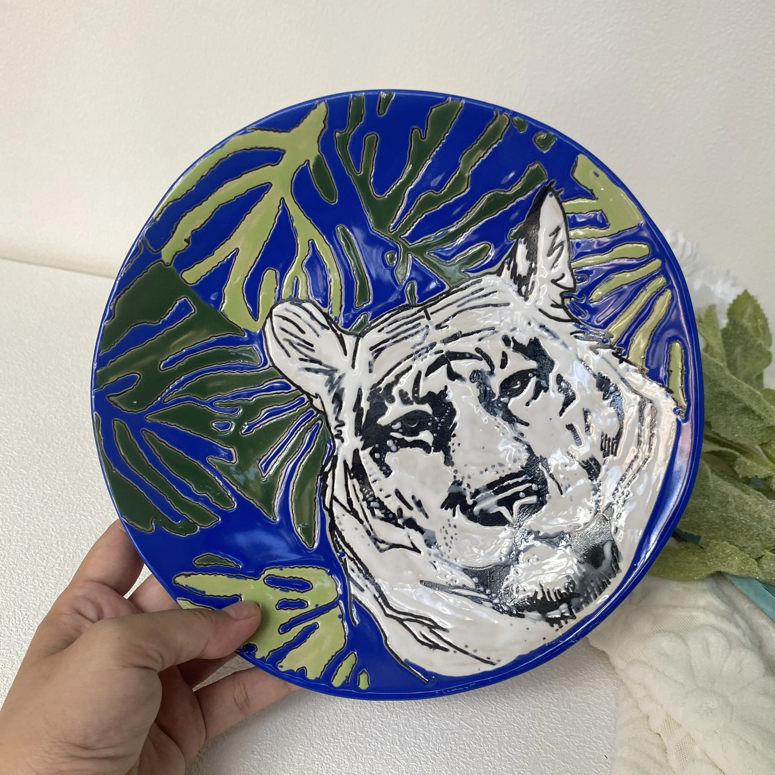 

Hand-painted ceramic Household relief white tiger deep Display Personalized 8-inch fruit Dim sum plate