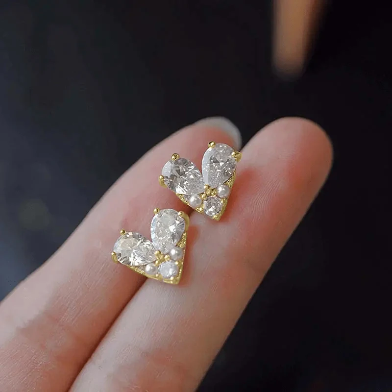 Huitan Herz-Ohrstecker mit Imitationsperle, exquisite Liebesohrringe für Frauen, temperamentvolles Piercing-Zubehör, Schmuck