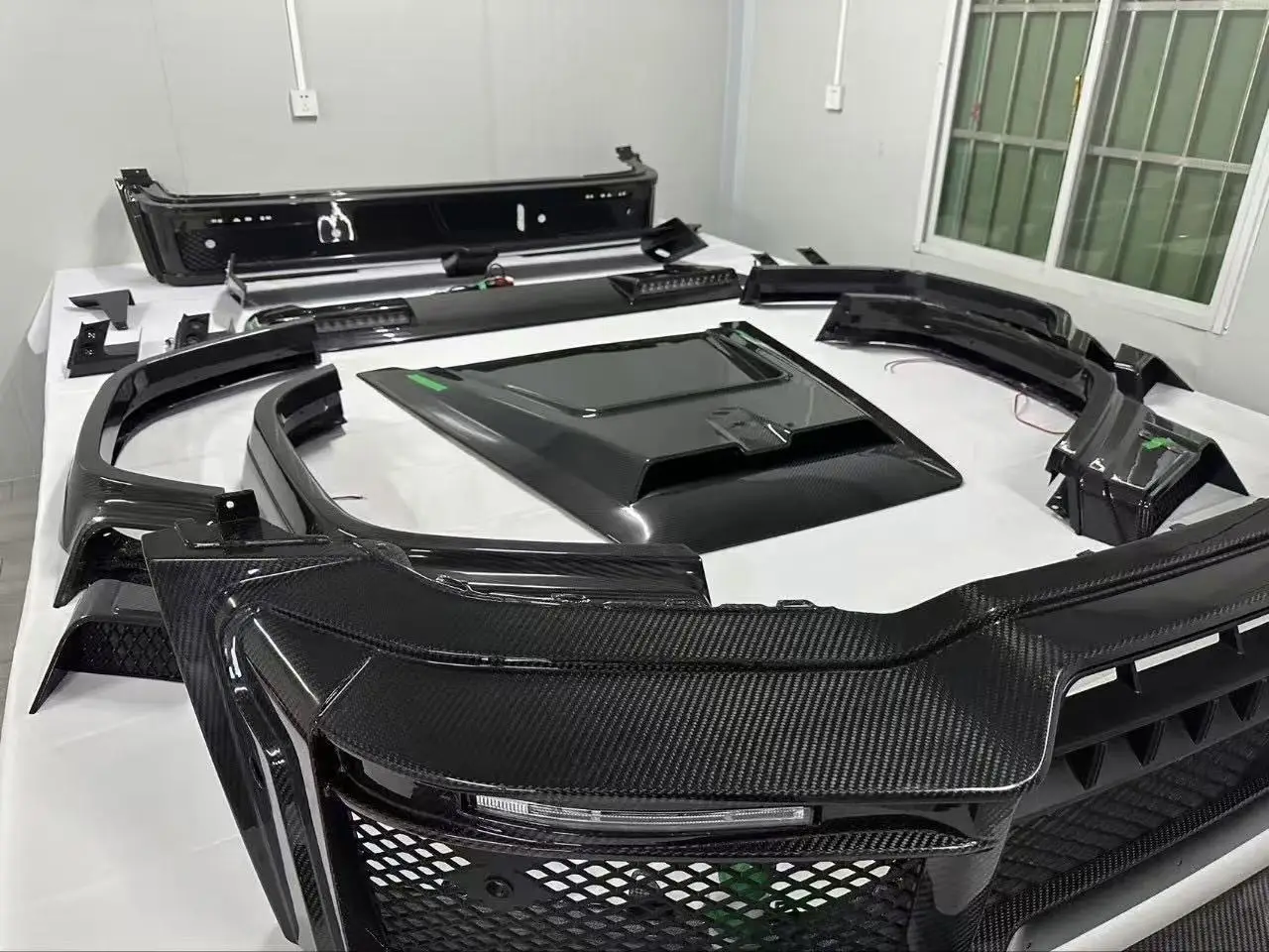 مصد G Wagon B800 G800 من ألياف الكربون الجافة مع فتحات عادم G Class W464 طقم تحديث/ترقية السيارة