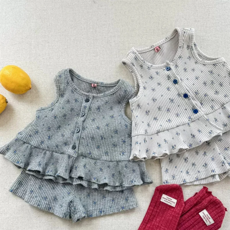 

Girls' Fresh and Simple Two-Piece Sleeveless Vest SetTShirt+Girls' Floral Print Shorts Summer Outfit