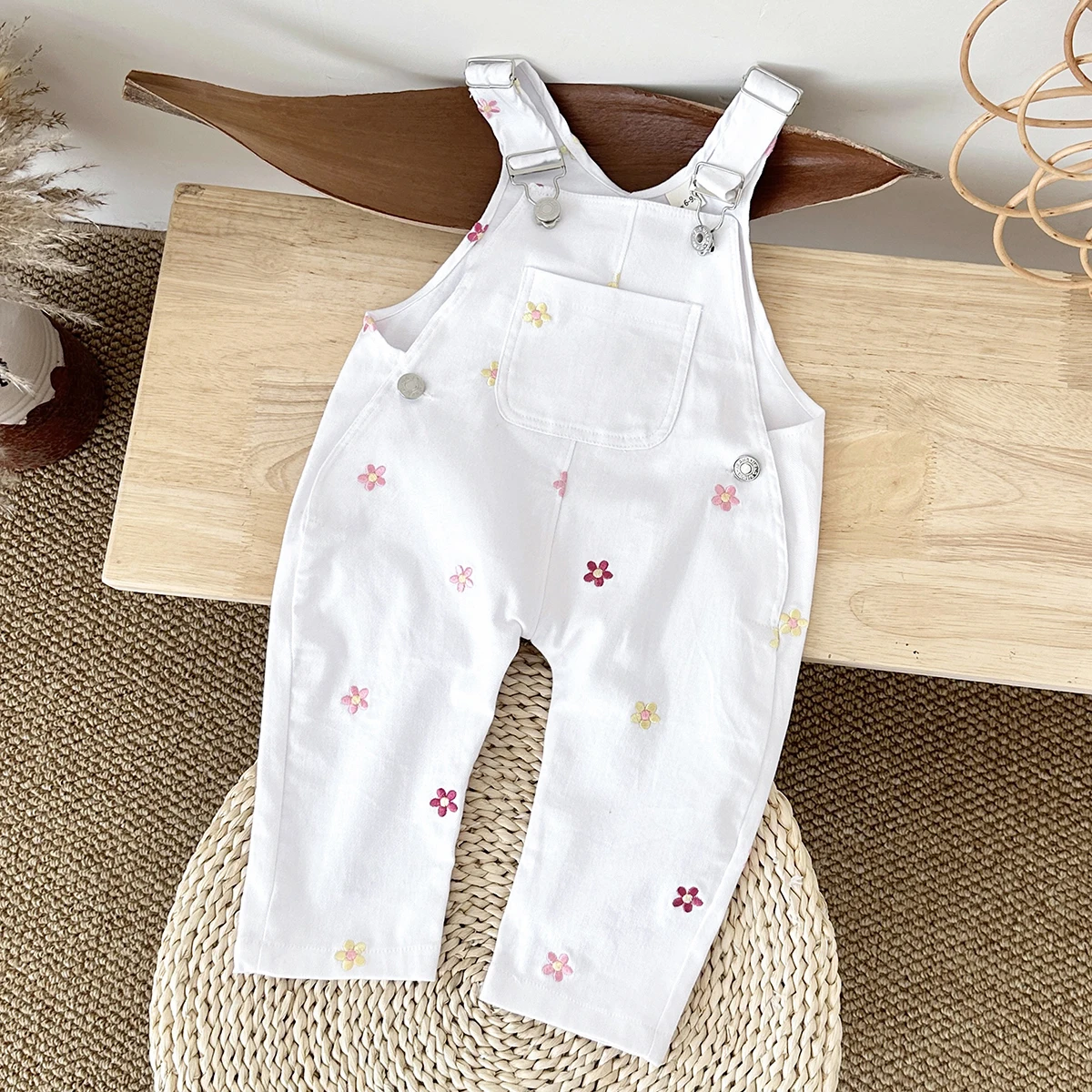 2024 New Autumn Baby Strap Pants Toddler Girls Loose Fit Pink Flower Embroidery Rompers Infant Girls Outwear Denim Trousers