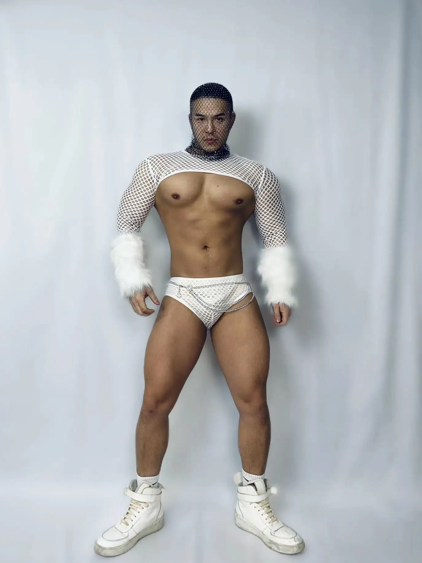 白い毛皮のフェイクトップスとショーツの衣装,ステージパフォーマンスの服,DJポールダンスの衣装,ナイトクラブ,バー,パーティー,セクシーなマッスルマン