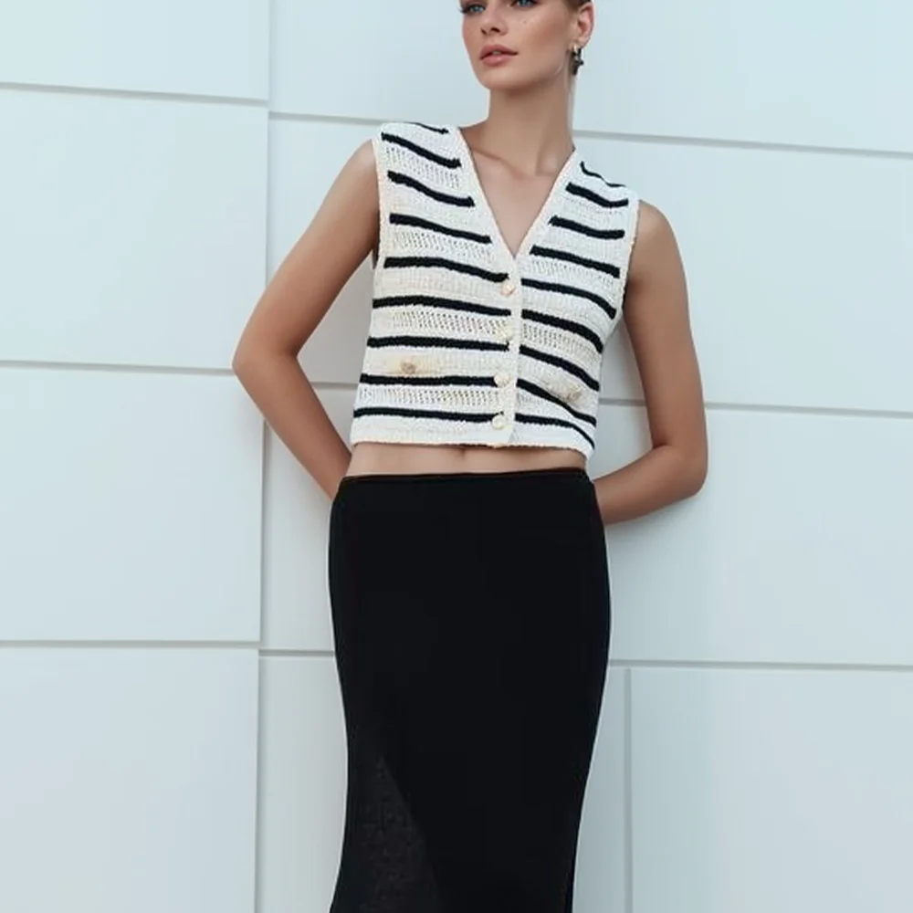 In the summer of 2024new women\'s striped knitted buttons are casual fashionable and chic vests