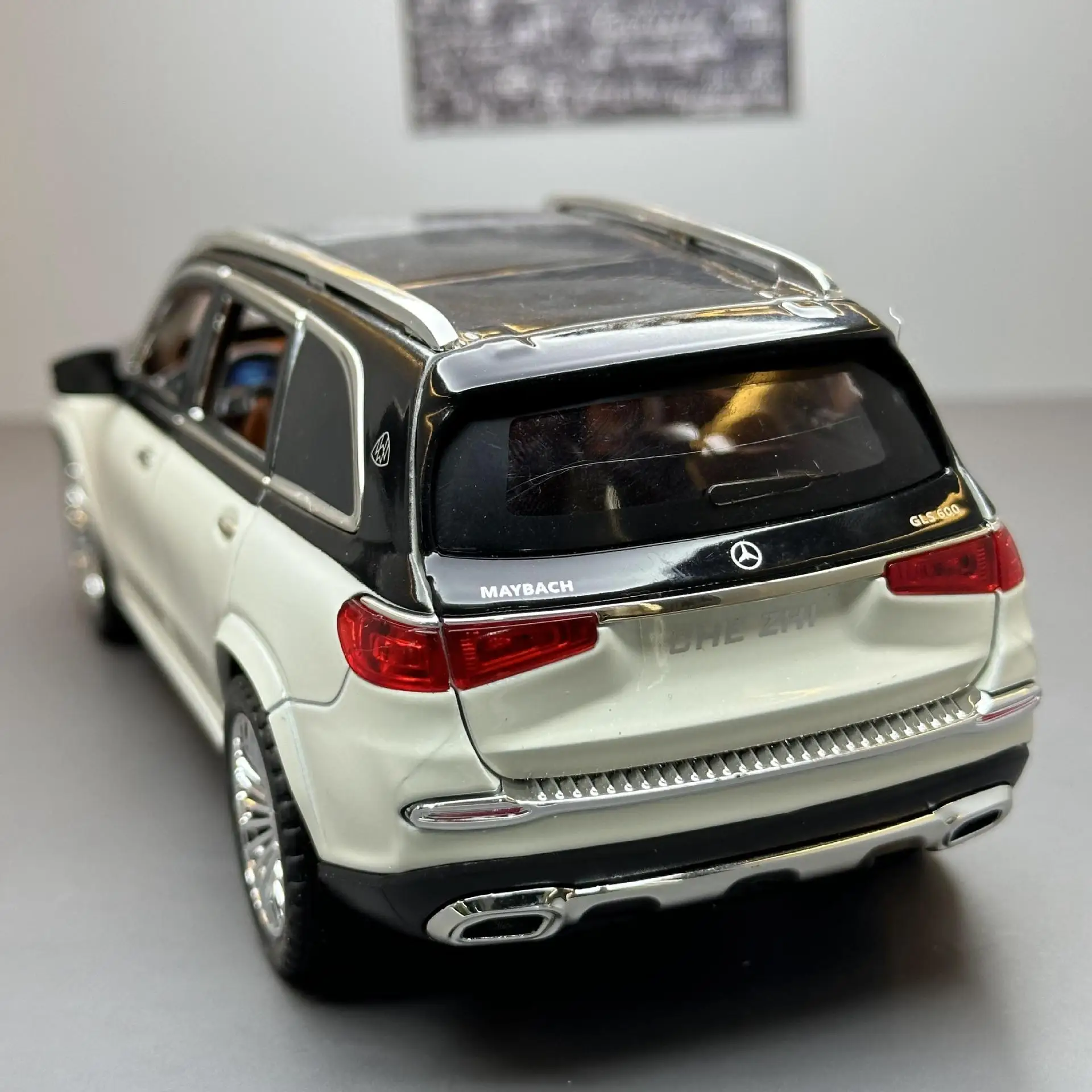 1:24 Scale Alloy Maybach GLS600 Off Road Toy Car Model With Sound And Light Pull Back Feature Ideal Gift For Kids And Car Lovers