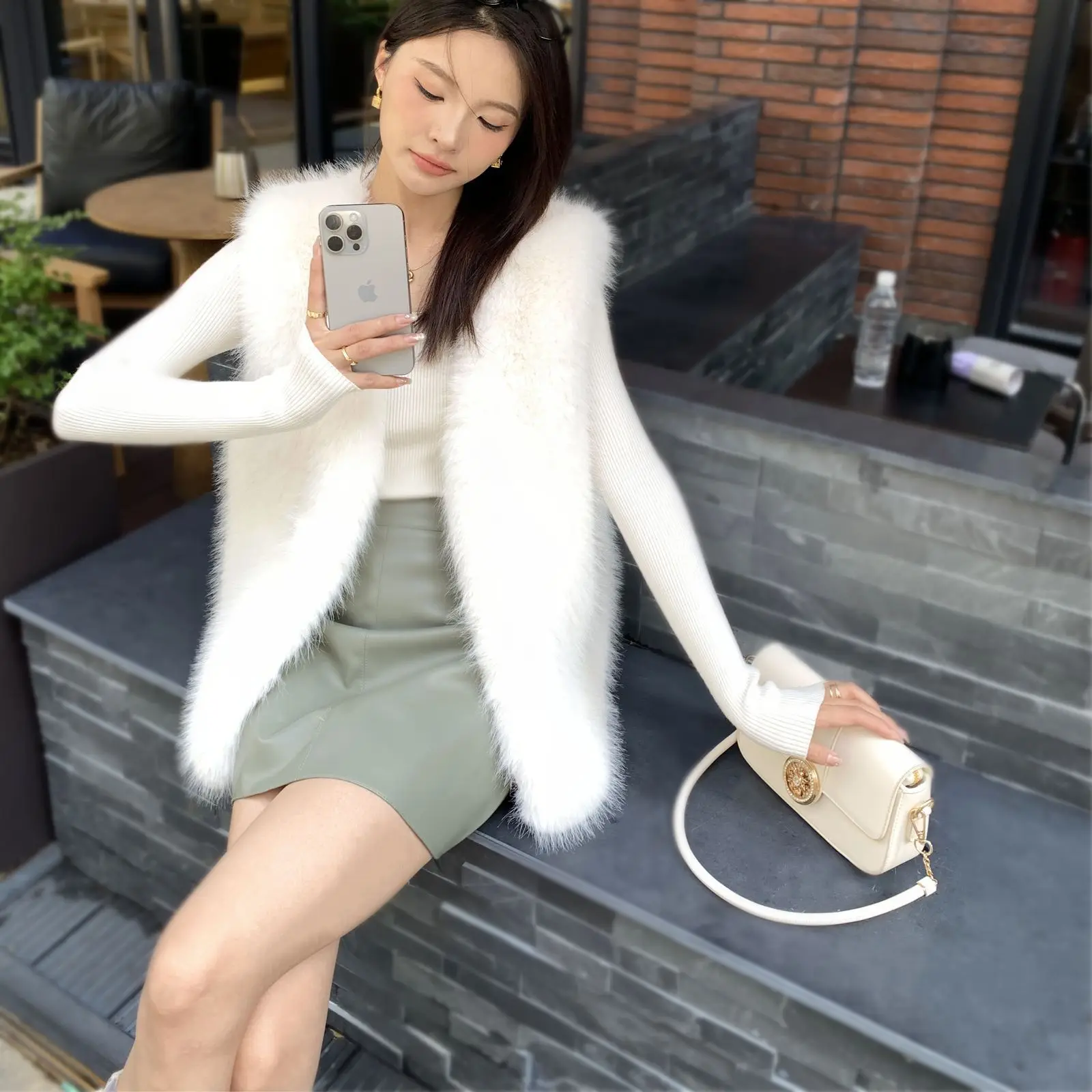 

Women‘s White Short Faux Fur Vest Cardigan V-collar Furry Jacket Fluffy Warm Thick Sleeveless Faux Fox Plush Coat Casual Luxury