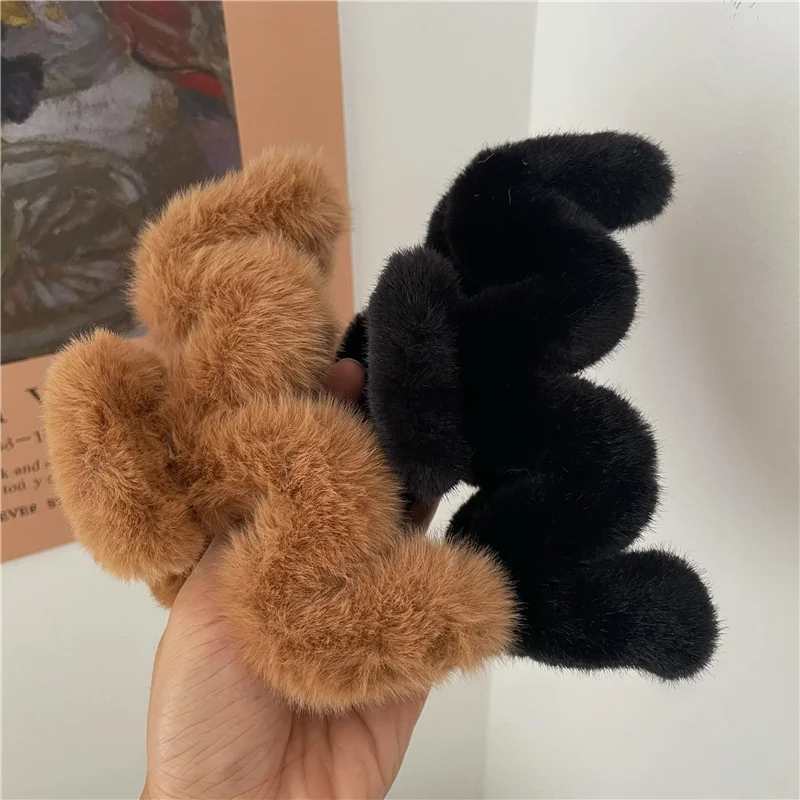 Korean Fashion Winter Plush Big Wave Shape Hair Claw Faux Fur Shark Clip 13cm Large Hairpin Elegant Women Hair Accessories