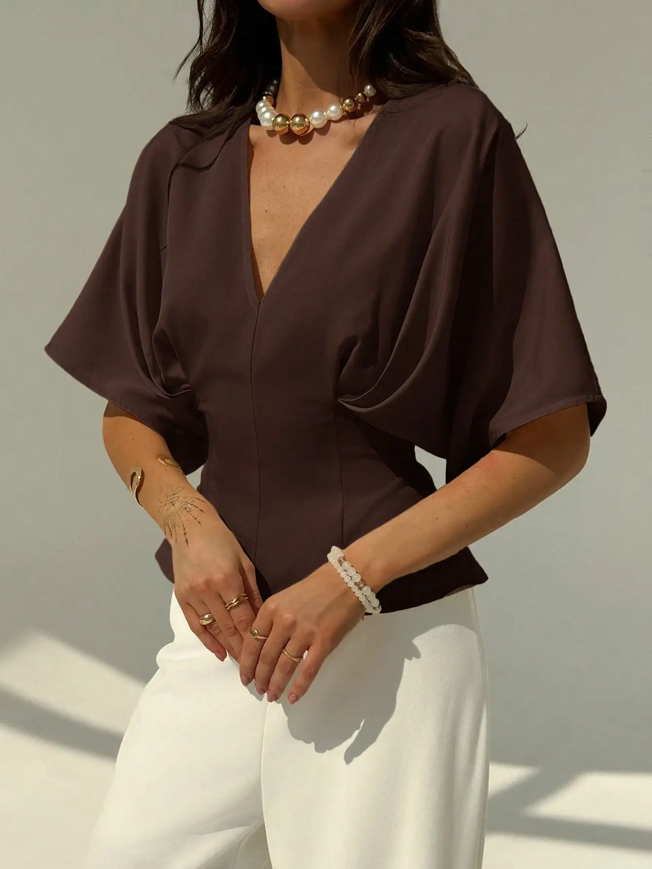 Camicia estiva aderente ampia e minimalista a maniche corte con pullover colorato con fiocco sul retro, versatile per ufficio e pendolari