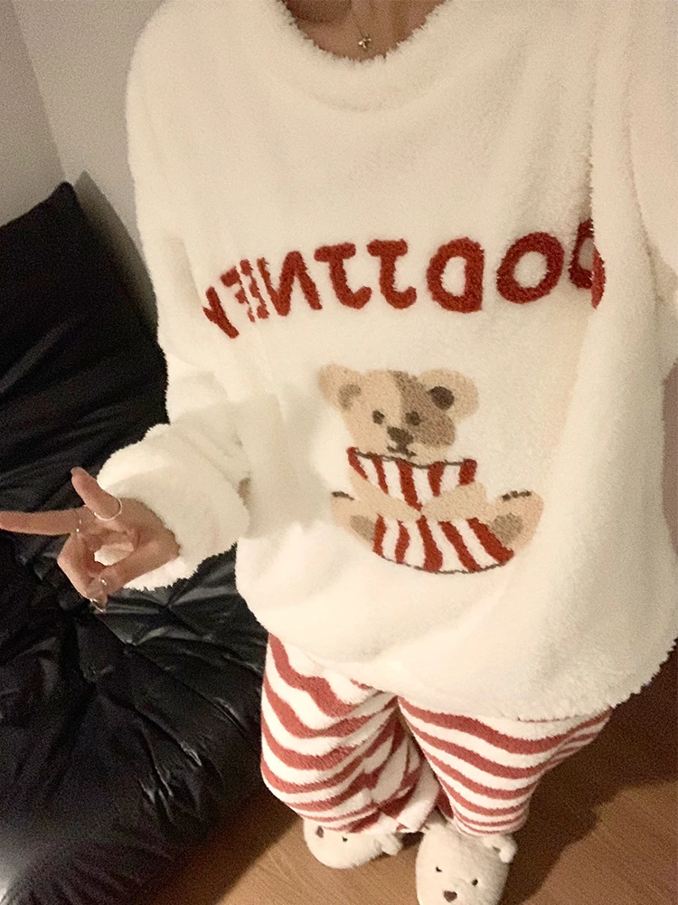 بيجامة دافئة مخملية رقيقة مخططة جديدة لعام 2025 للنساء، ملابس منزلية للخريف والشتاء من الصوف المرجاني السميك على شكل دب لطيف على شكل رسوم كرتونية