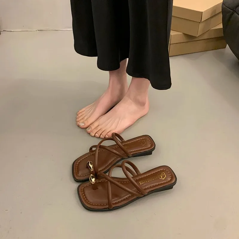 Женские тапочки, дизайнерские сандалии во французском стиле, летние сандалии с открытым носком, женские тапочки на плоской подошве, удобные пляжные тапочки