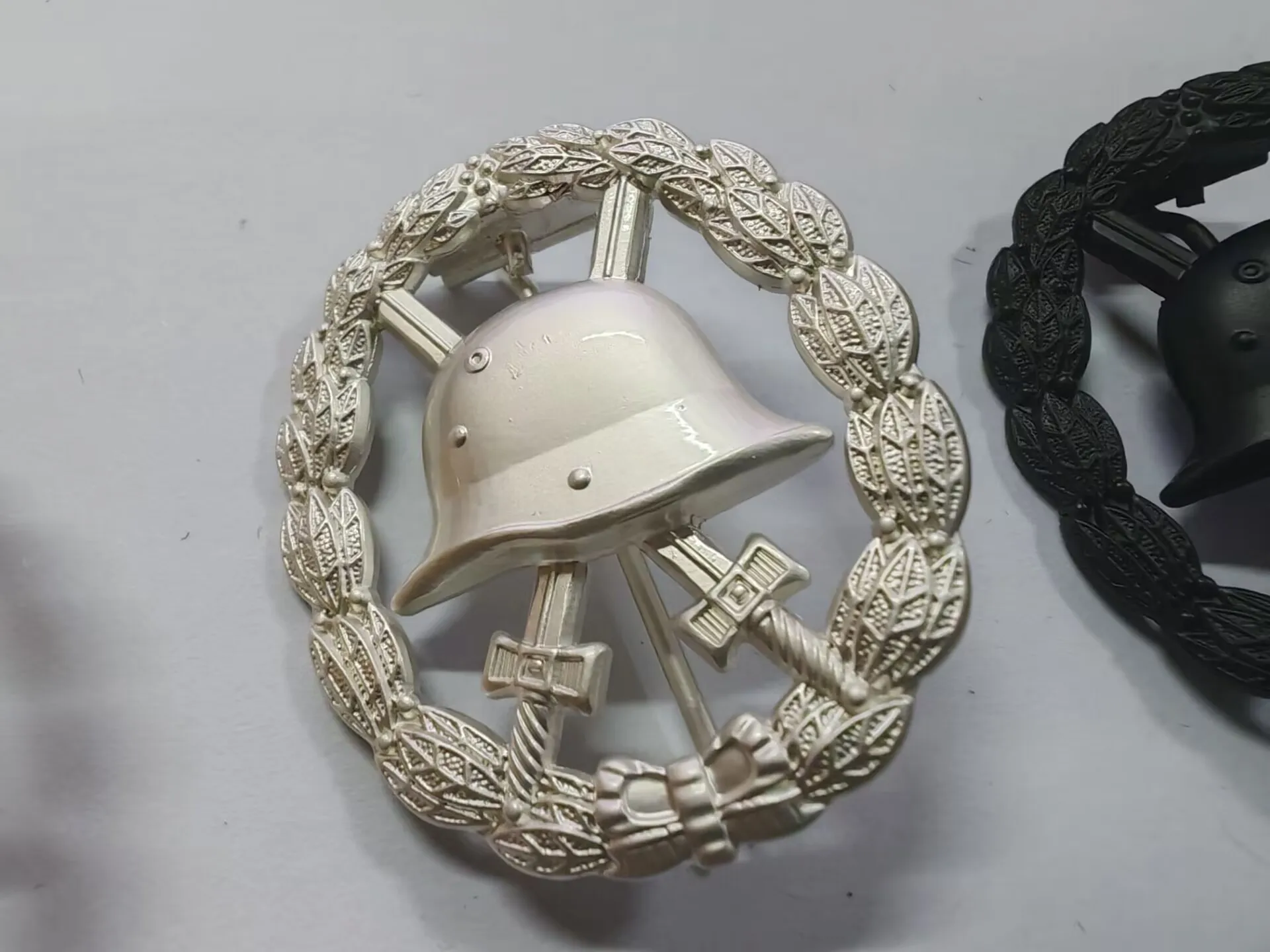 EMD WW1 Wound Badge in  gold and silver Black