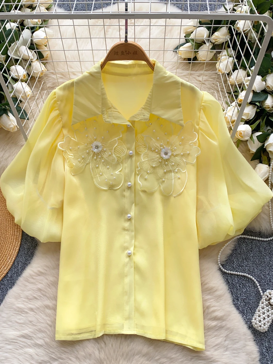 قميص نسائي صيفي أنيق بأكمام فقاعية مزينة بالخرز وزهور ثلاثية الأبعاد، بلوزة راقية بزر واحد على الطراز الكوري فضفاضة بأكمام قصيرة