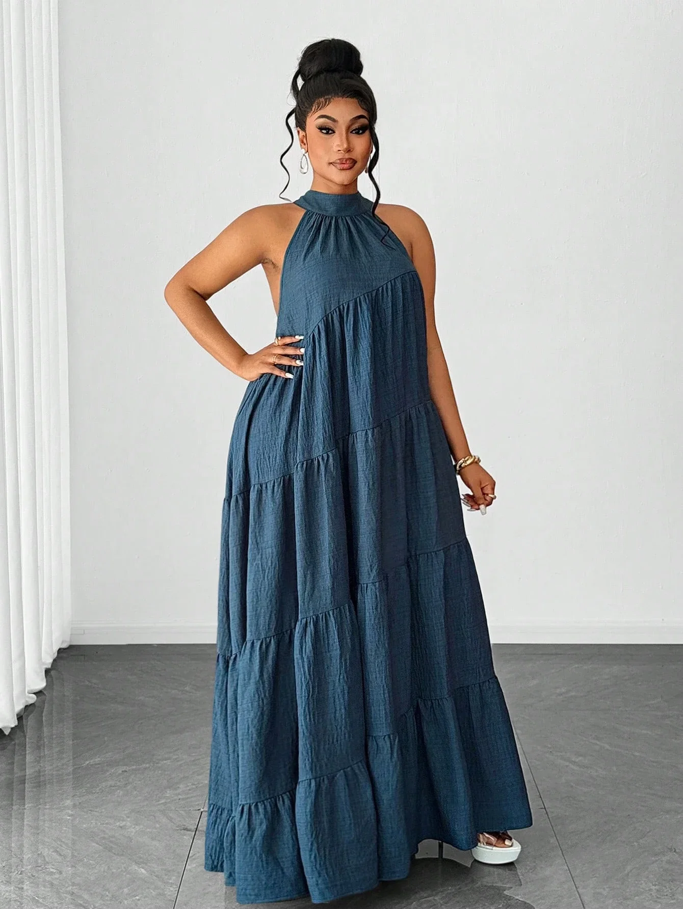 

Платье макси повседневное, однотонное, с воротником-халтером, многоярусное, с драпировкой, больших размеров