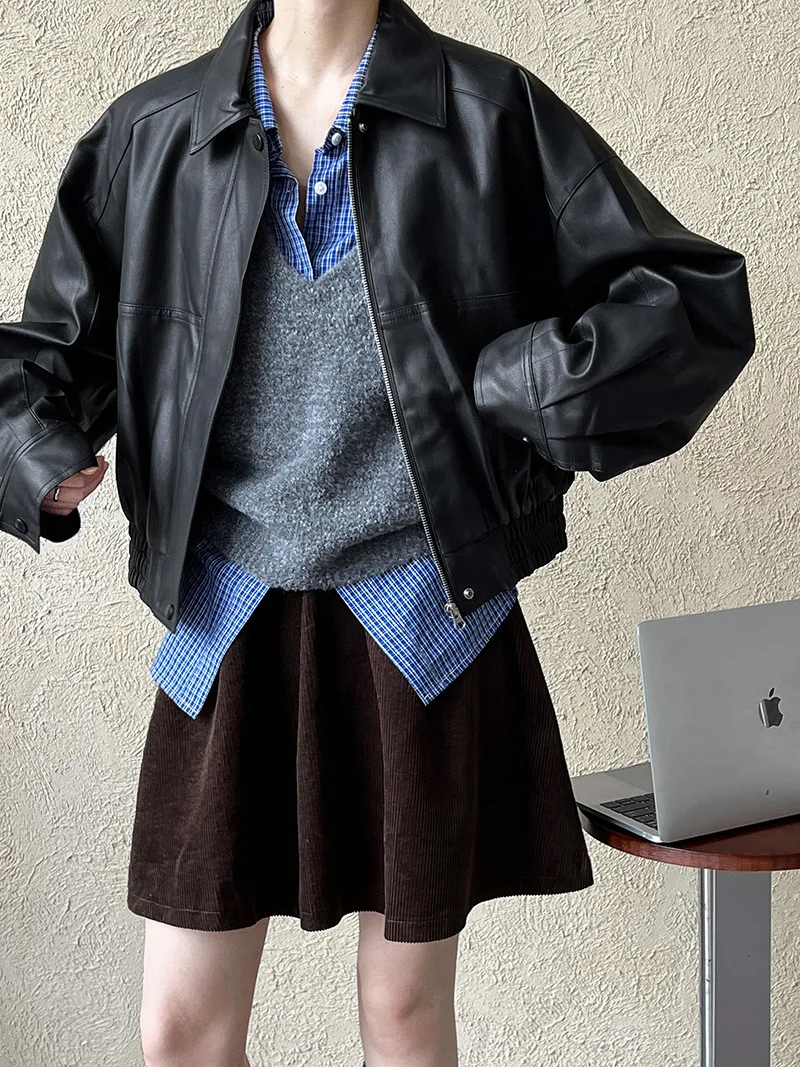 Chaqueta de cuero estilo Hong Kong para mujer, chaqueta de cuero de PU corta holgada para motocicleta, chaqueta de cuero superior, otoño 2025