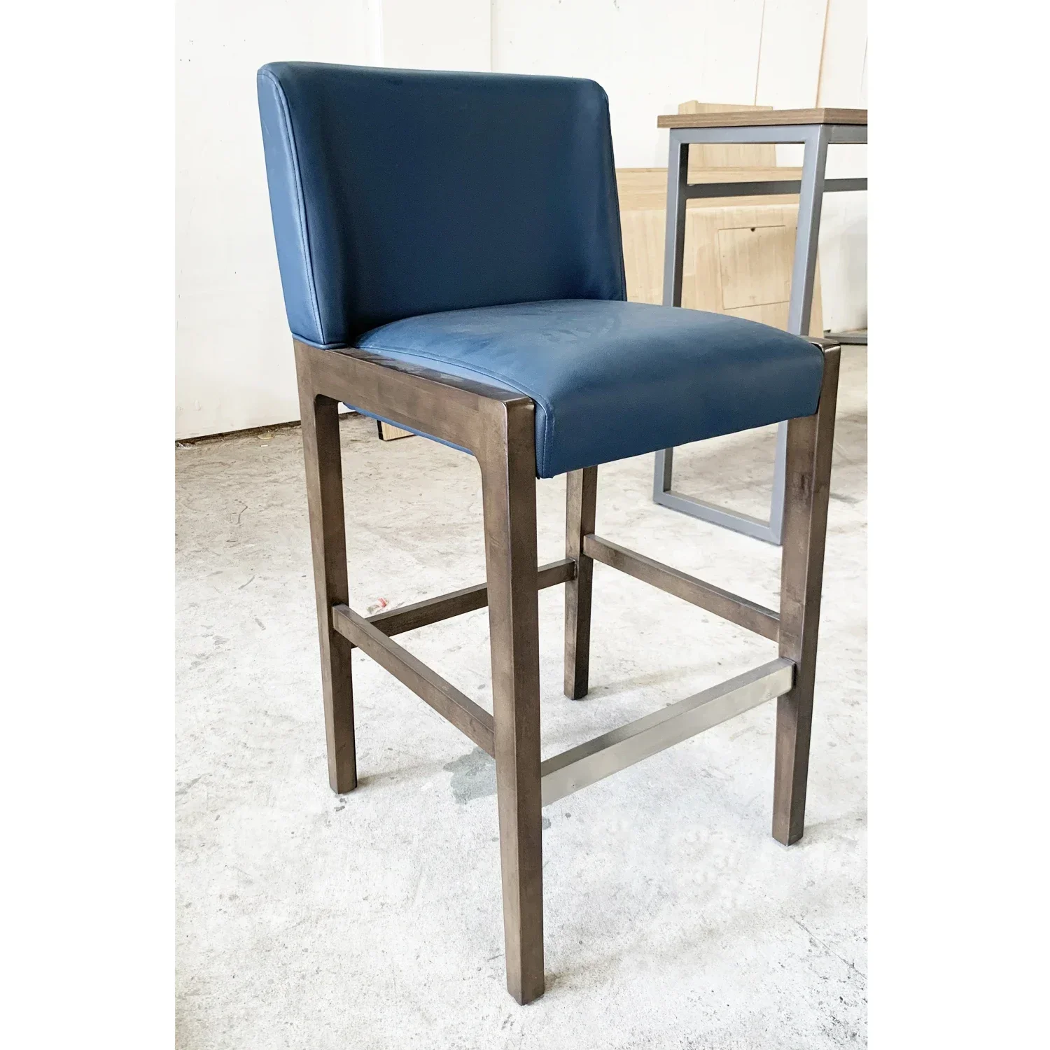 Sitz aus massivem Holz mit Rückenlehne, Barhocker, hoher Hocker, Inselhocker