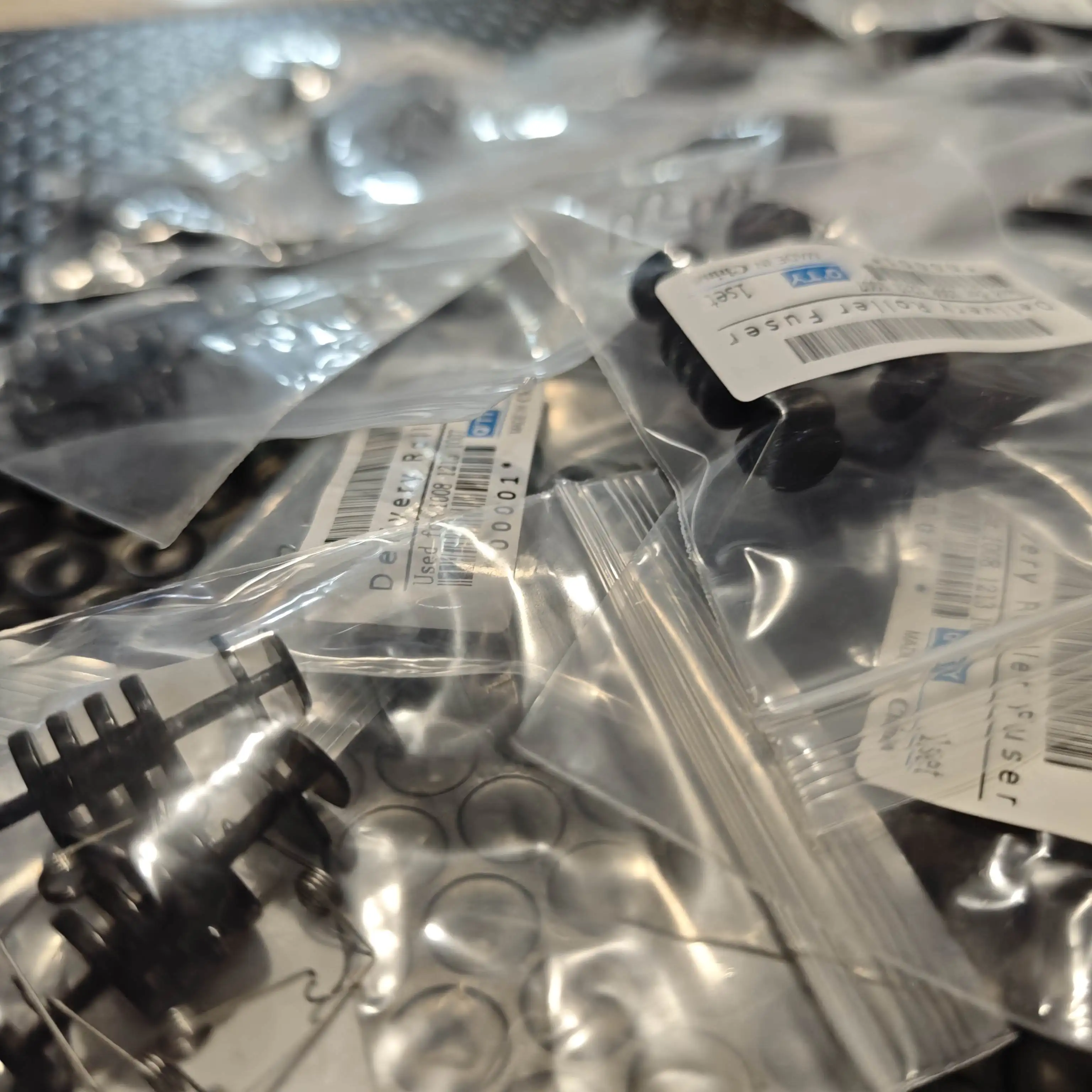 

5шт. Пружина ролика доставки бумаги фиксатора для HP P1005 P1006 P1007 P1008 P1102 P1106 P1108 M1132 M1136 M1139 M1212 M1213