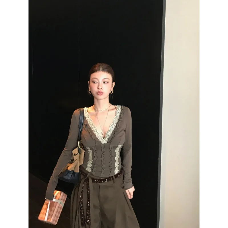 

American Retro Lace Splicing V-neck Long-sleeved T-shirt for Women with Design Sense Fungus Edge Waist Autumn Top for Women