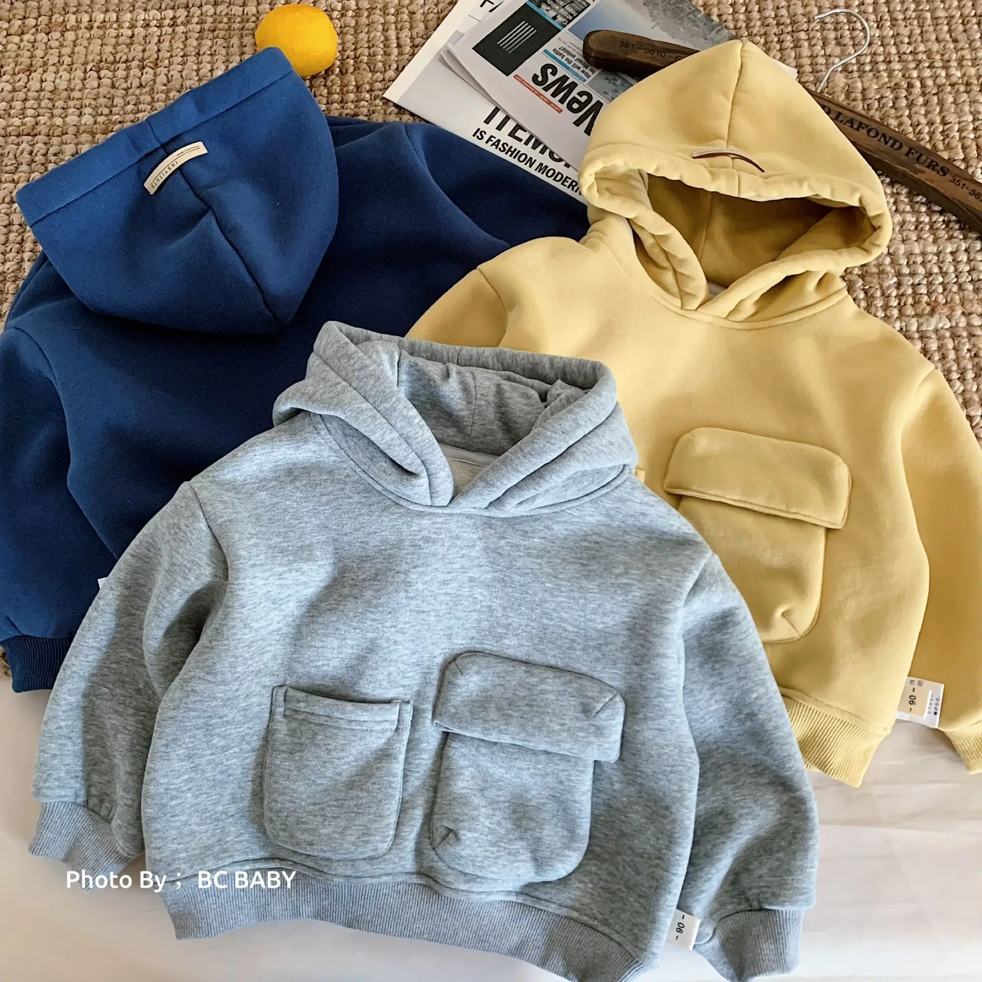 Children's hooded sweatshirt 2026 winter new item for boys, pocket and velvet pullover top, baby winter outfit