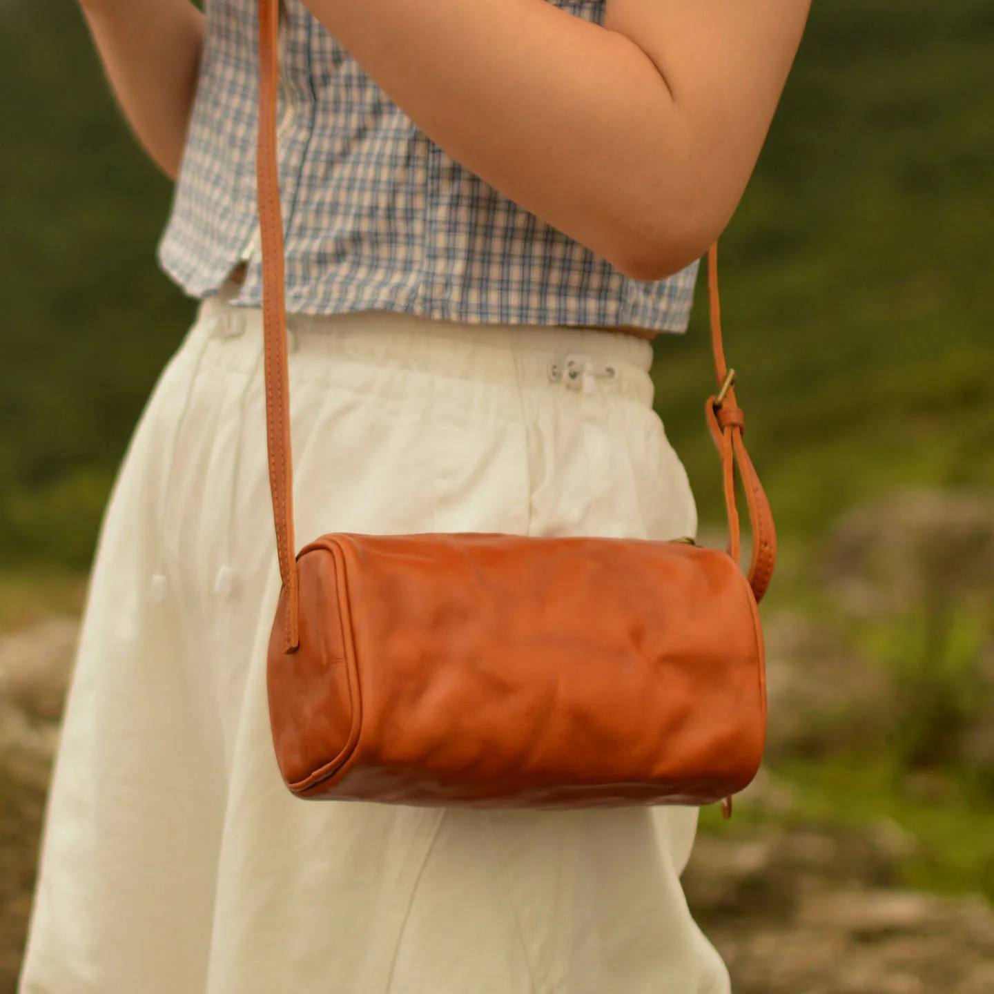 AETOO Top layer cowhide mobile phone case, round pillow case, single shoulder bag, small bag, soft leather, casual vegetable-tan