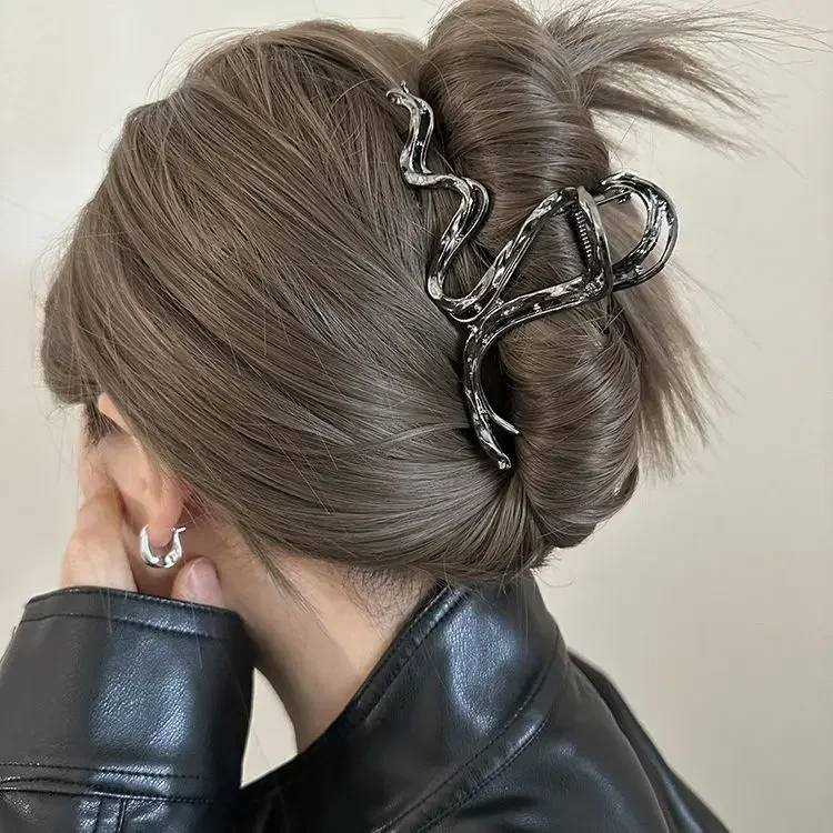 

Premium cold wind liquid lines metal large grab clip high quality Korean fashion hair grab disc hair shark clip female