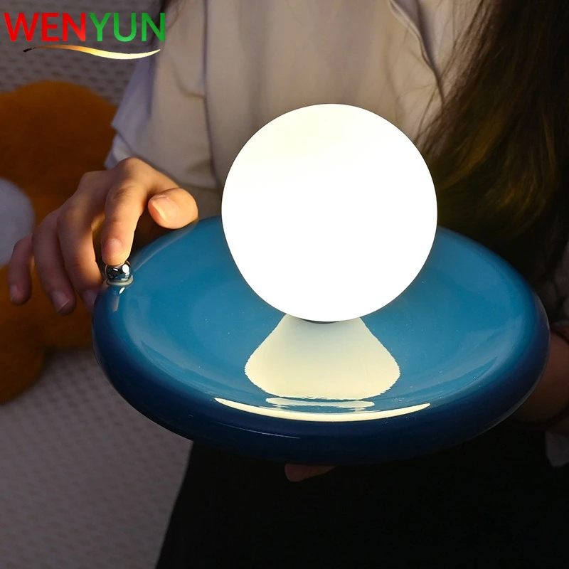 

2026 Ночник светодиодный перезаряжаемый сенсорный роскошный высококачественный креативный стеклянный декоративный настольный светильник в кремовом стиле для главной спальни