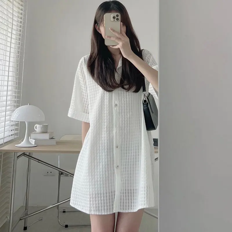فستان قميص نسائي صيفي أنيق، ياقة مقلوبة لطيفة، زر واحد، تصميم مجوف محبوك، كم قصير، خصر عالي، طراز كوري