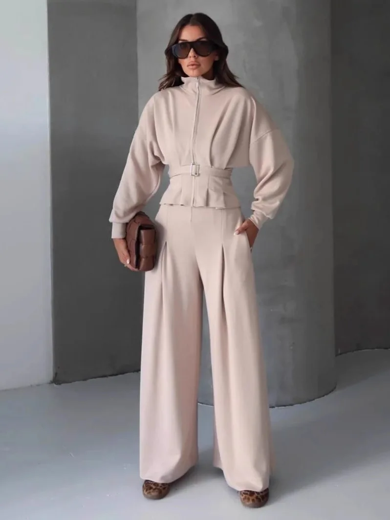 

Костюм-двойка женский: укороченный топ на молнии с воротником-стойкой и широкие брюки на поясе. Модный осенне-зимний комплект.