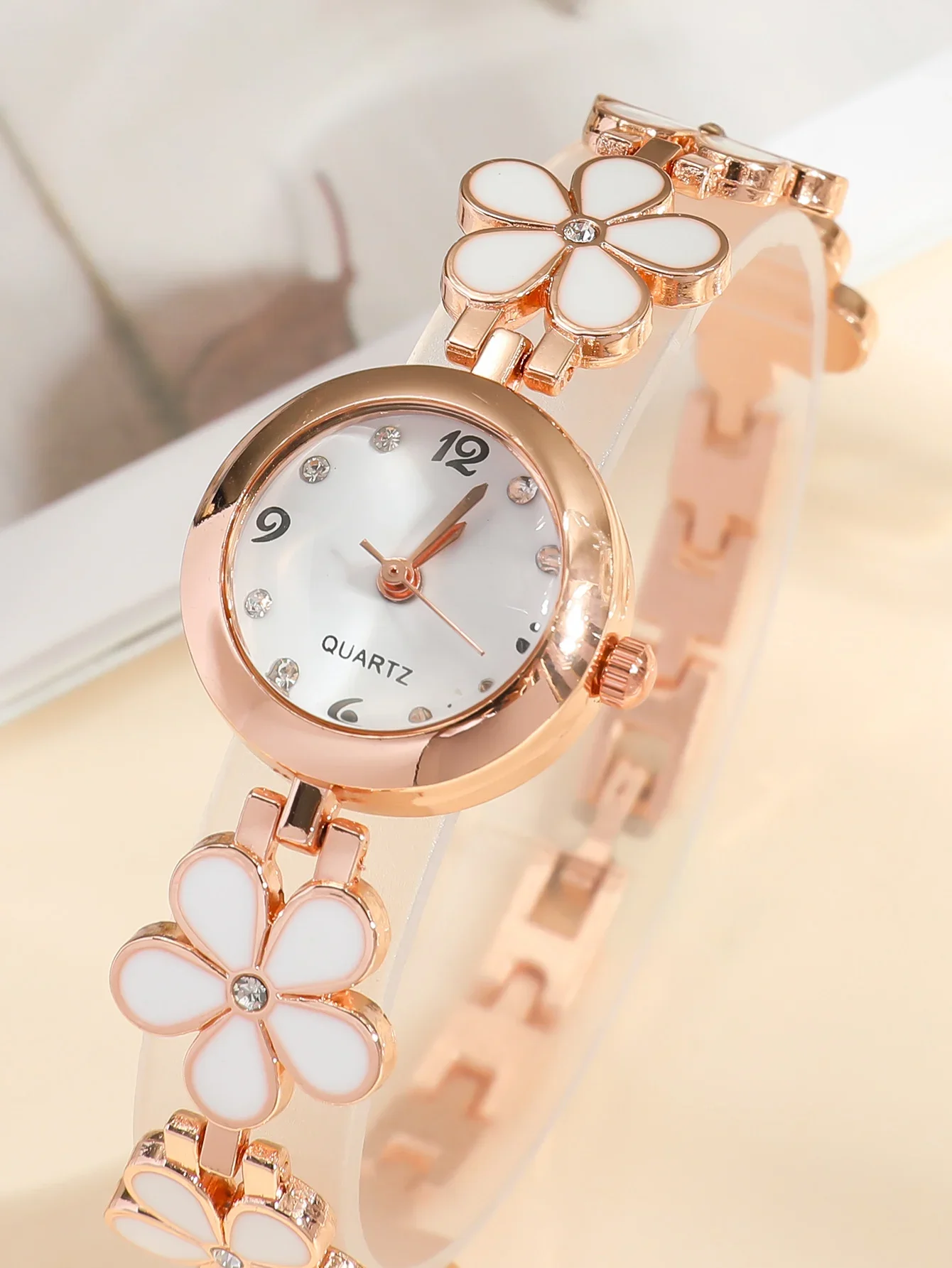 A Classic Fashion Four-leaf Clover Quartz Watch With Diamond Bracelet For Women. For Daily Life