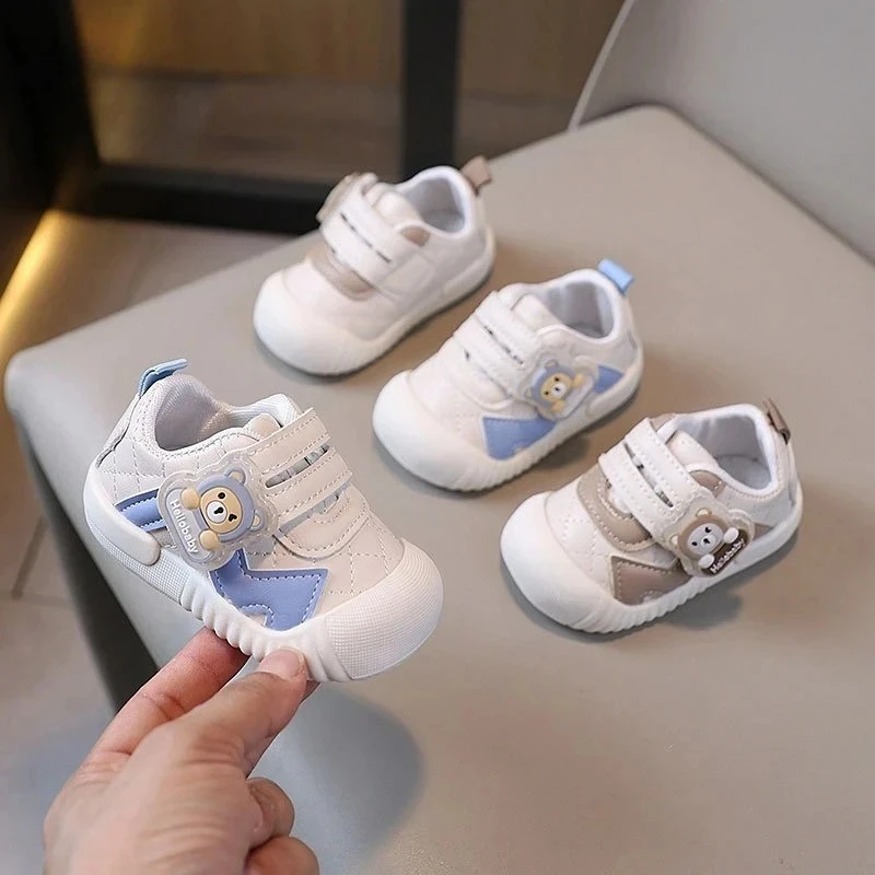 أحذية أطفال 2025 من عمر 0 إلى 12 شهرًا، أحذية رياضية كرتونية من الجلد للجنسين للمشايات الأولى ونعل ناعم ومضادة للانزلاق للرضع