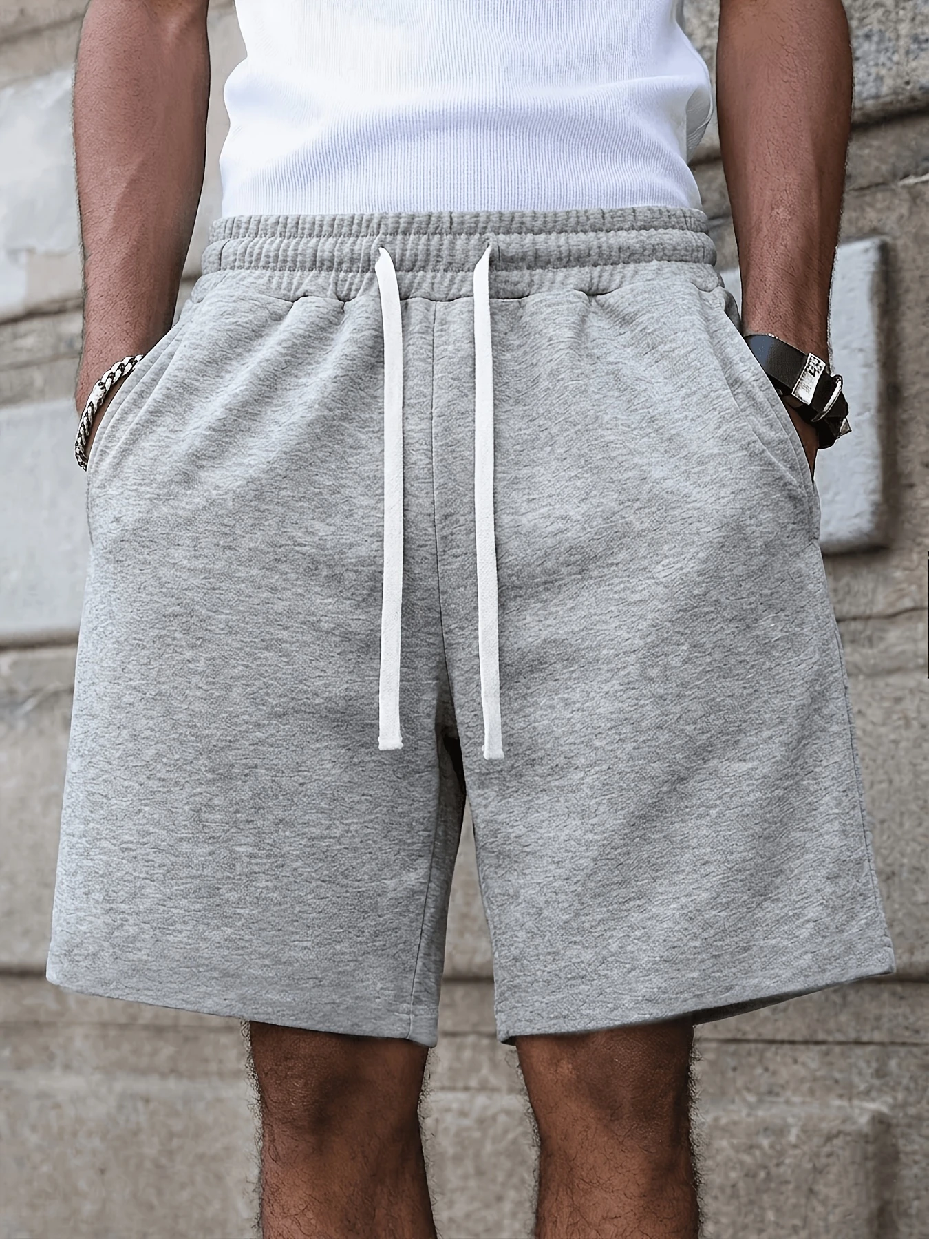 Calções masculinos de estilo americano, de corte folgado, com cordão na cintura, comprimento até ao joelho, para uso casual e desportivo, adequados pa
