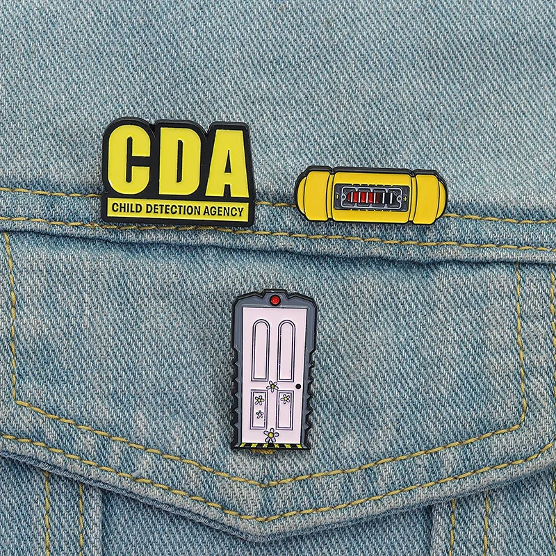 Alfileres esmaltados de monstruo de dibujos animados de Anime, broches de puerta eléctrica bonitos personalizados, insignias de metal para solapa, regalo de joyería divertido para amigos y niños