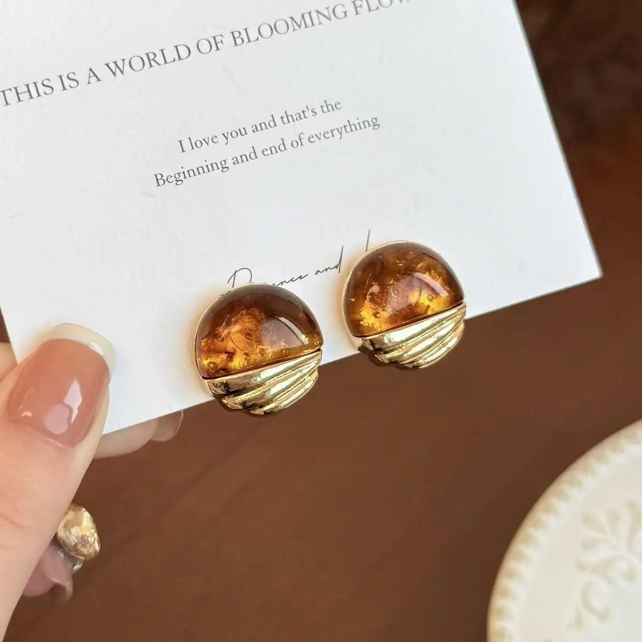 Retro Amber Resin Stud Earrings Gold Tone Textured Ear Jewelry Elegant Daily Party Fashion Accessory for Women Gift
