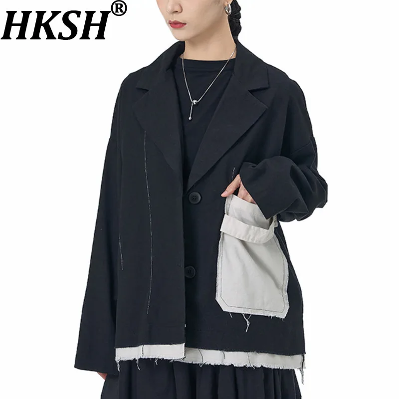 เสื้อเบลเซอร์ผู้หญิง HKSH รุ่นใหม่สำหรับฤดูใบไม้ผลิและฤดูใบไม้ร่วง ปกแบบนูน กระดุมแถวเดียว กระเป๋าแบบดิสเทรส ตัดสีทันสมัย สไตล์ลำลอง รุ่น HK13154