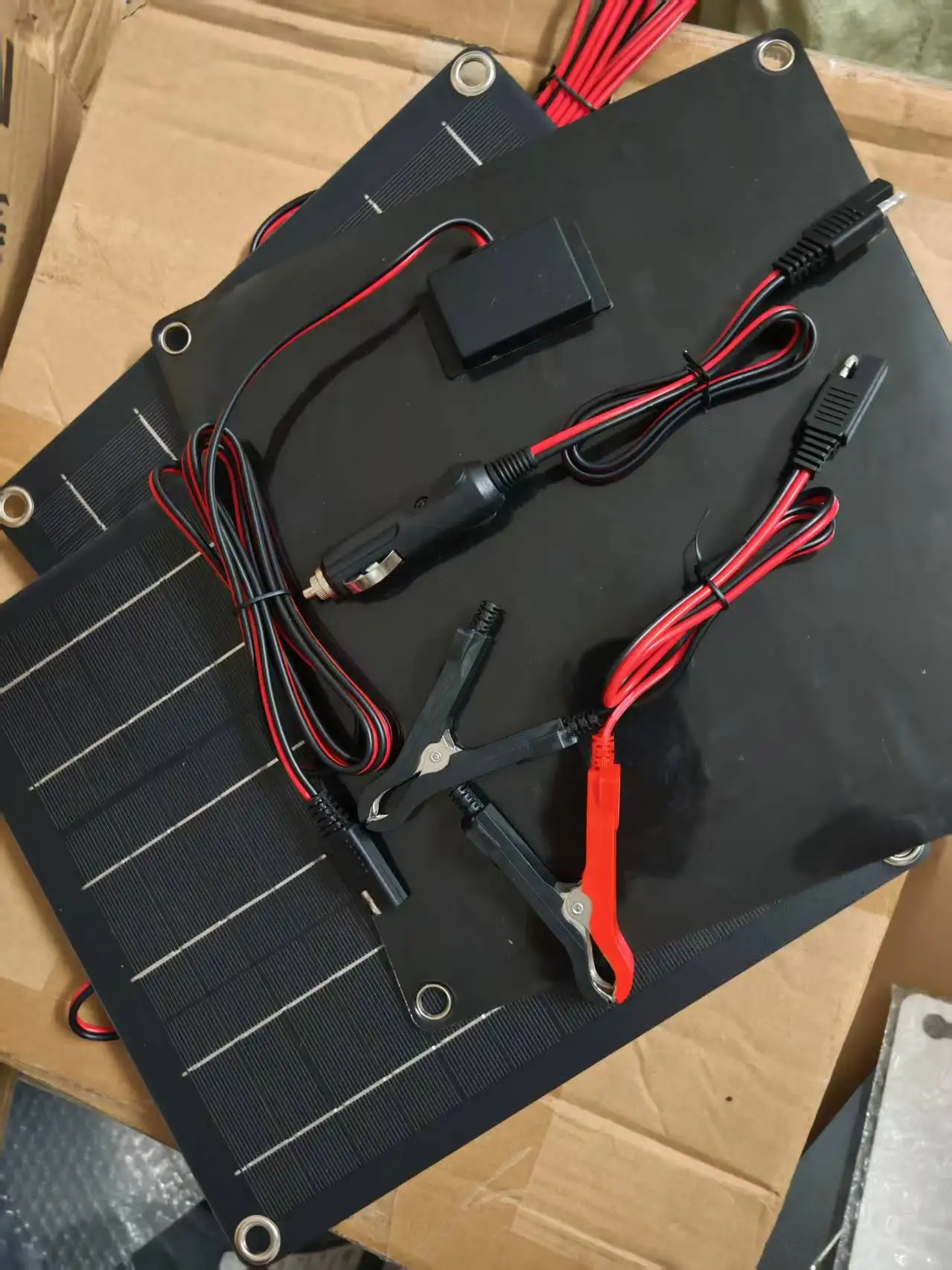 مقاوم للماء شاحن بطارية السيارة الشمسية 12 فولت لوحة طاقة شمسية مع وحدة تحكم لسيارة شاحنة قارب جزازة العشب Rv مقطورة بطارية جرار