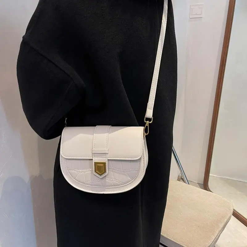 Senior sense of retro French shoulder bag female spring this year new fashion niche saddle bag hundred crossbody small bag