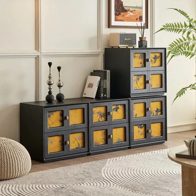 

Подержанный комод из массива дерева, прикроватная тумба, шкаф с картонными дверцами, шкаф для хранения вещей в спальне.