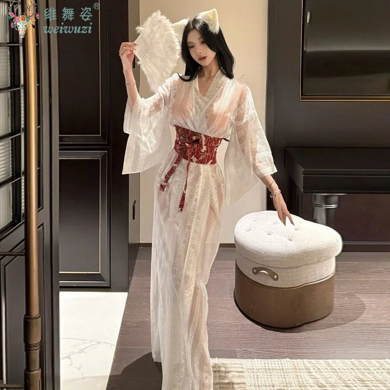 مثير الكبار المرأة اليابانية نمط كيمونو شبه شفافة إغراء حمام منامة زوجين لعبة تفاعلية غامضة بيضاء الغزل بالإضافة إلى حزام أحمر مخطط جميل منحنى لطيف سخي جو جميل من التفاصيل كاملة من النضج الملكي الأخت الرجعية سحر نمط أن