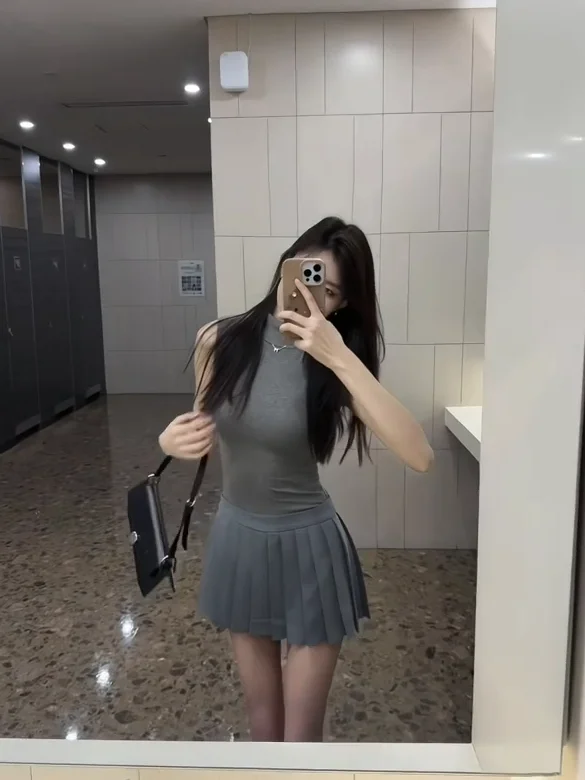 

Summer Hot Girl Outfit High Waist Slimming Pleated Skirt Svel f High Collar T-irt Two-Piece Set Polyester Fiber