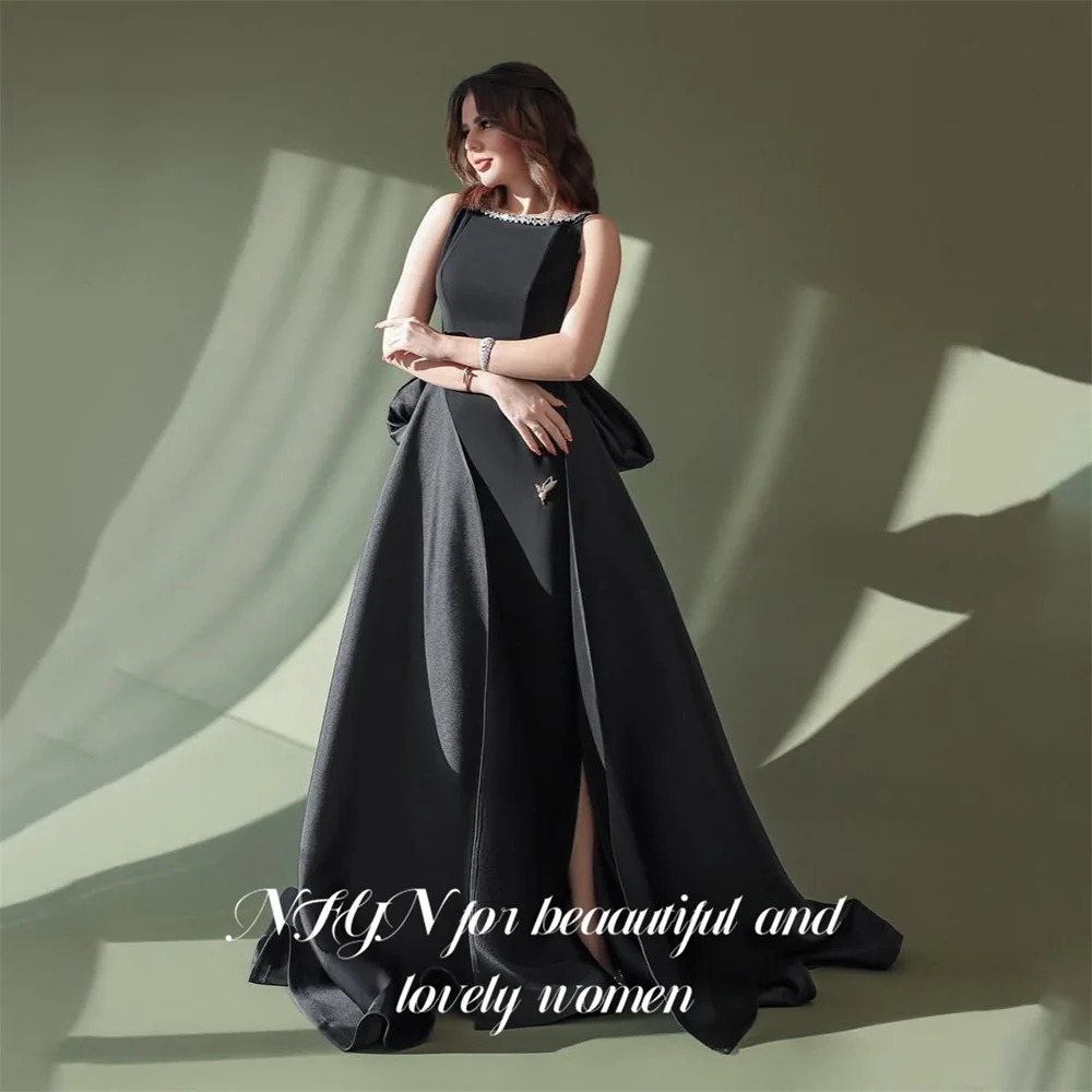 NFYN Schwarzes formelles Kleid, A-Linie, ärmelloses Ballkleid, offener Rücken, Kristall-Abendkleider mit Schleife und Schlitz, moderner Stil, individuell gestaltet