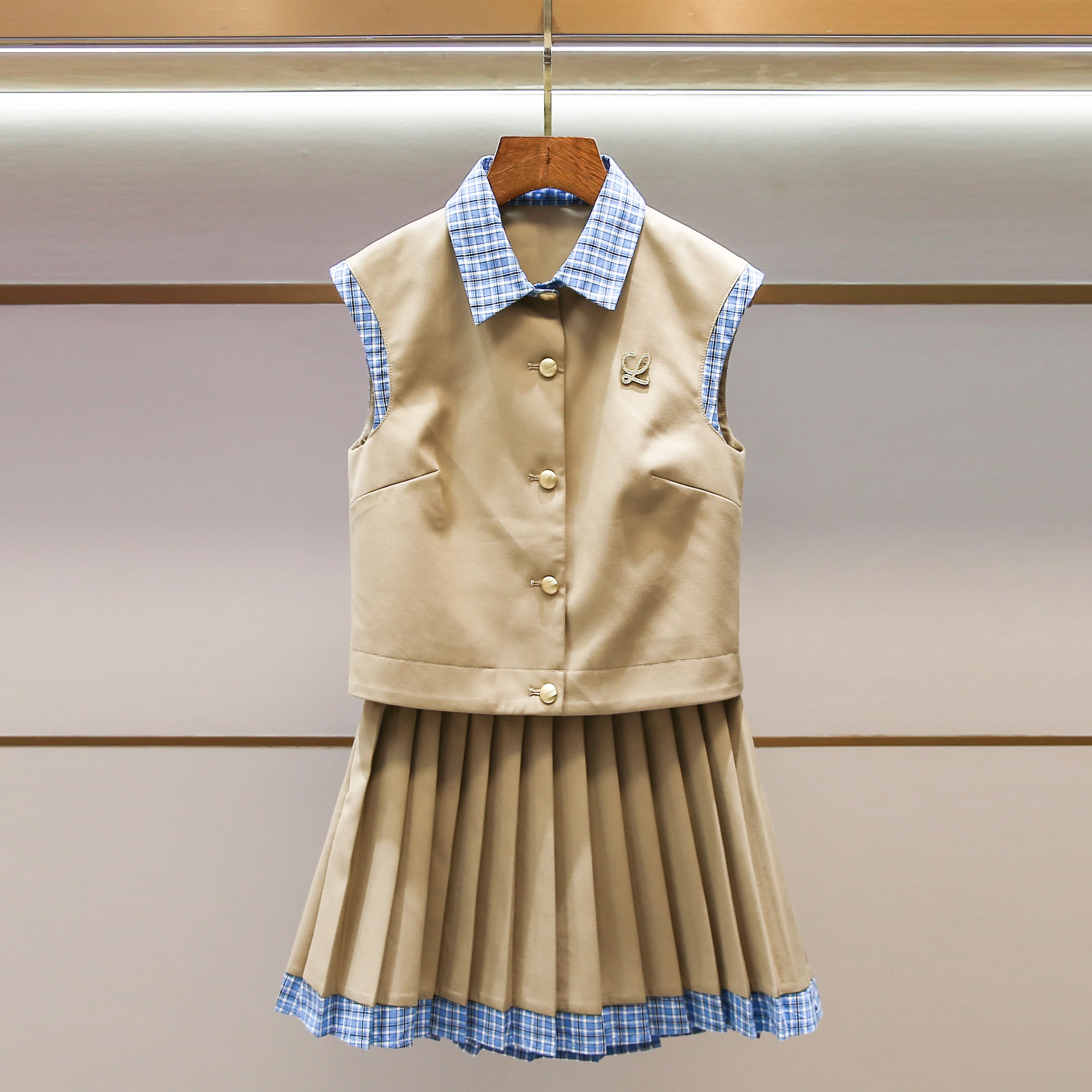 

Элегантный осенний женский комплект в клетку: жилет с воротником-стойкой и плиссированная юбка от Nu Ele Chinese Fashion