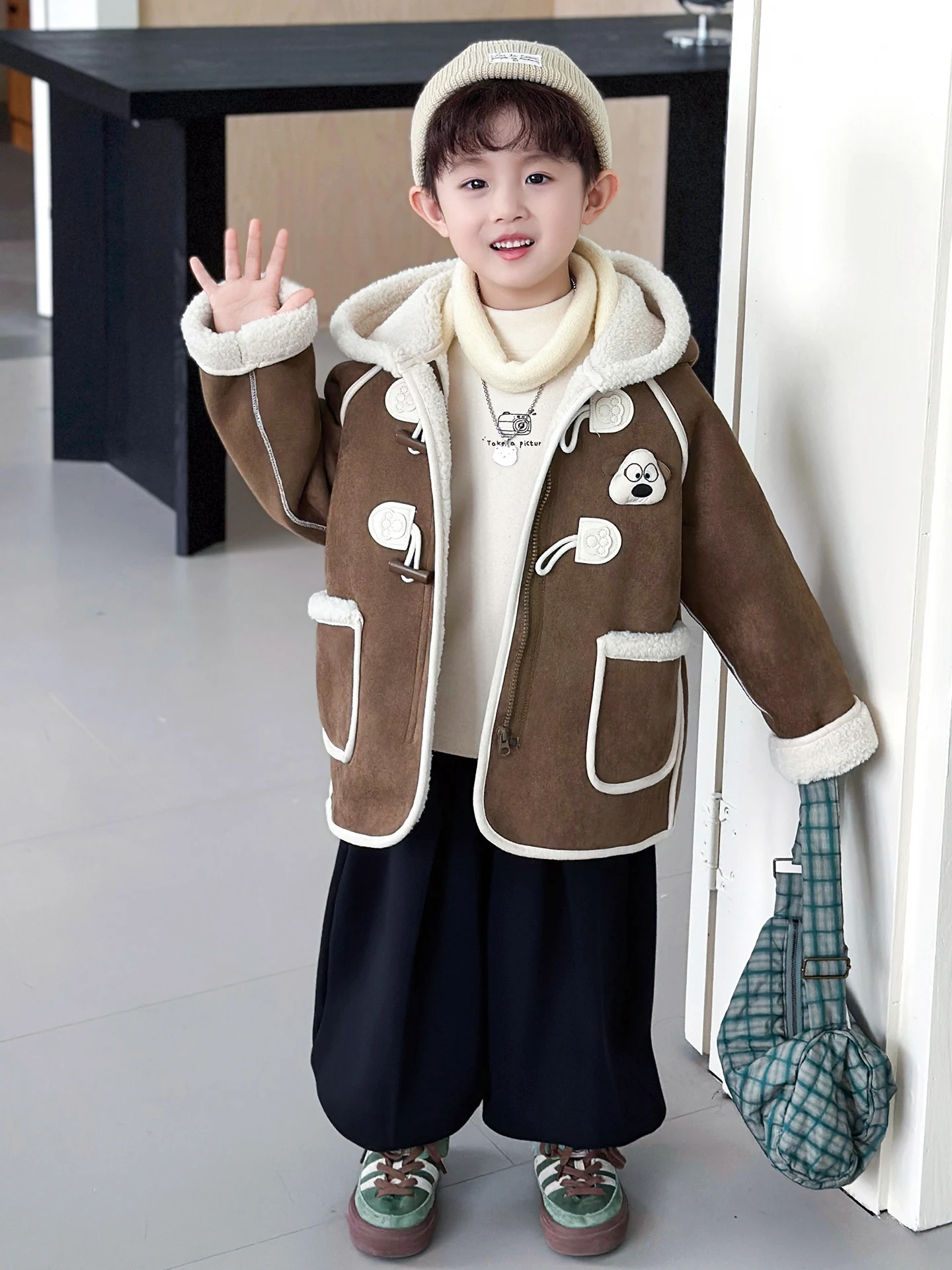 

Куртка из искусственной замши и меха для мальчиков, осенне-зимняя новинка, теплая и модная, молодежный тренд, на молнии, длинная, с рукавами.