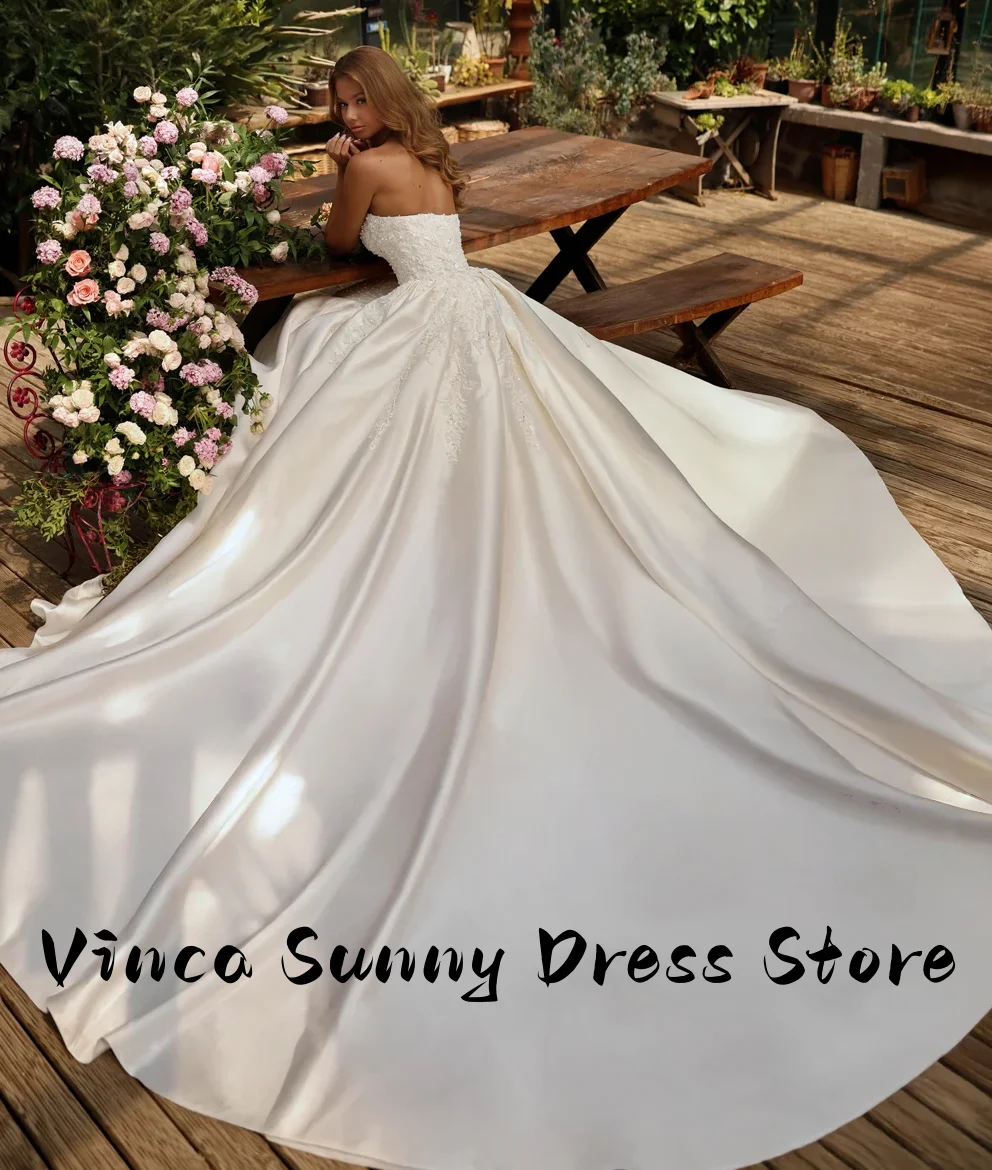 맞춤 제작된 고급 새틴 볼 가운 웨딩드레스, 오프숄더 비딩 진주 장식 슬리브리스 브라이덜 스커트