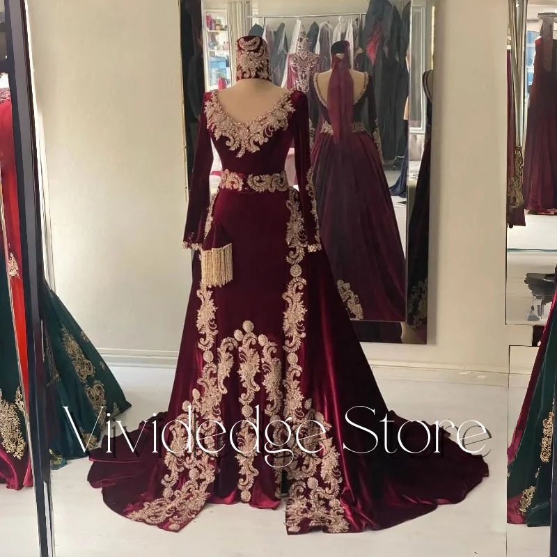 Maßgeschneidertes burgunderrotes algerisches Abendkleid mit traditionellem Kaftan, V-Ausschnitt, goldfarbenen Perlenapplikationen, A-Linie, bodenlanges Ballkleid