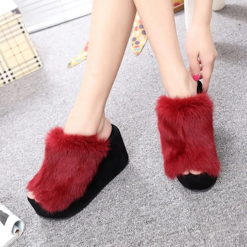 ตื้นขนาดใหญ่บน WEDGE FLOCK หญิงรองเท้าสุภาพสตรีรองเท้าแตะแพลตฟอร์ม FUR Flip Flops ผู้หญิงรองเท้าส้นสูง 2025 Plush สูง PU Basic Sli